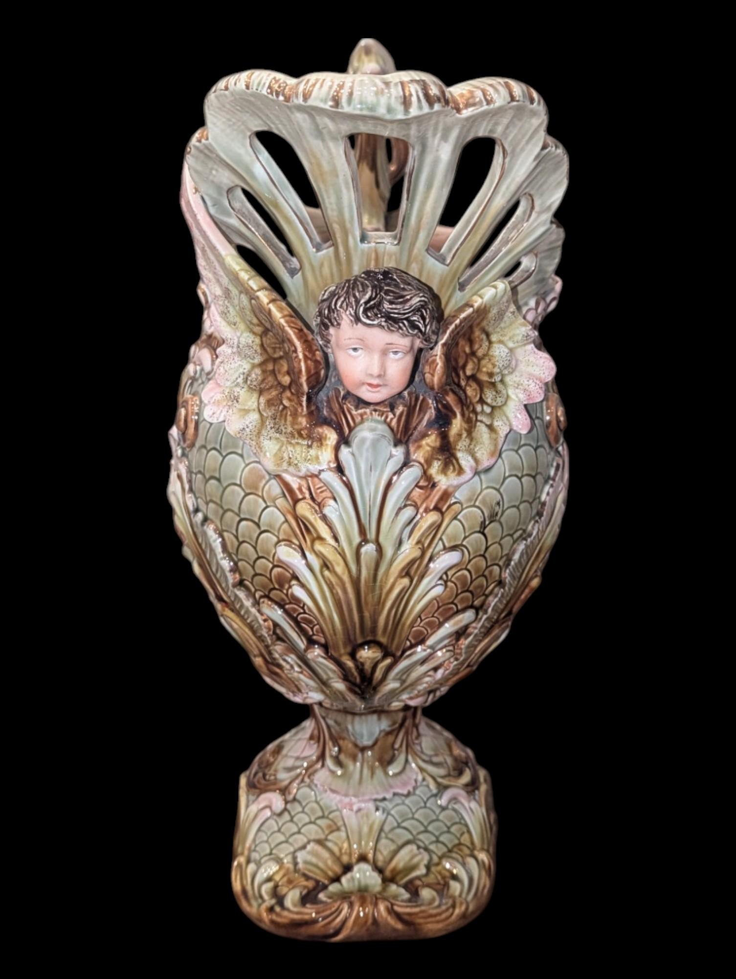 Tchèque Bol ancien Eichwald en majolique figuratif de couleur pastel avec chérubin et dragon sur pied en vente