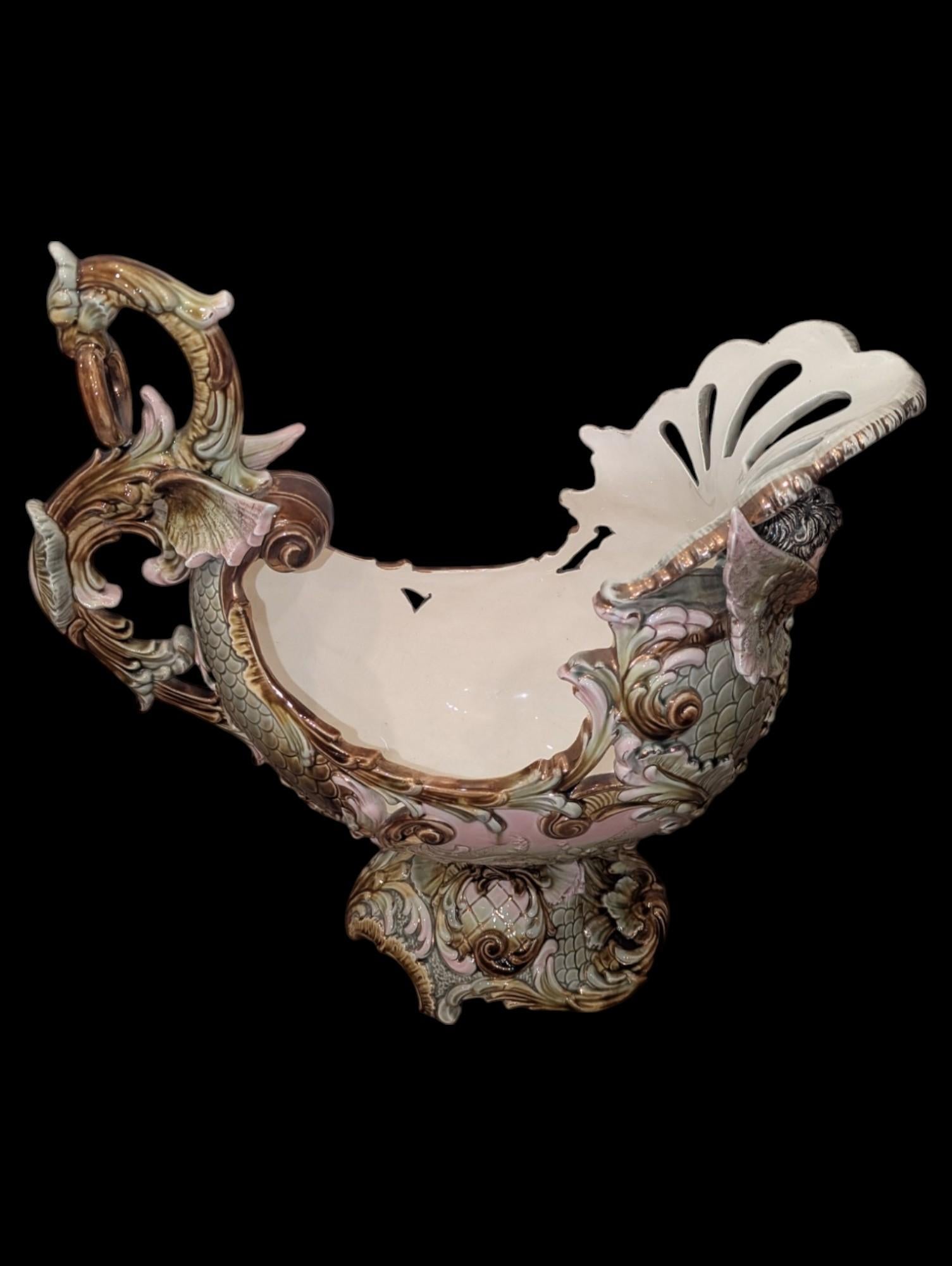 Vernissé Bol ancien Eichwald en majolique figuratif de couleur pastel avec chérubin et dragon sur pied en vente