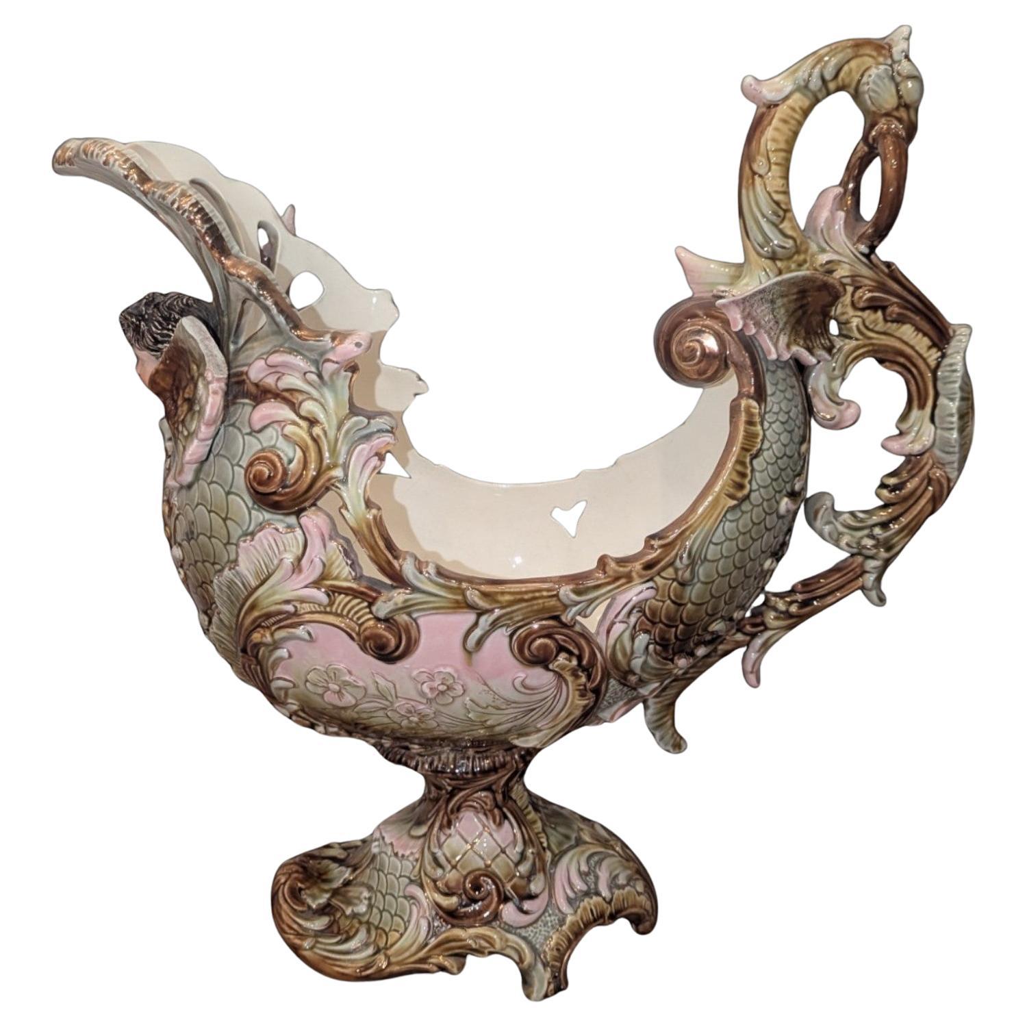 Bol ancien Eichwald en majolique figuratif de couleur pastel avec chérubin et dragon sur pied en vente