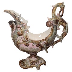 Antike Eichwald Majolika-Schale mit Figuren aus pastellfarbenem Cherub und Drachenfuß aus Majolika