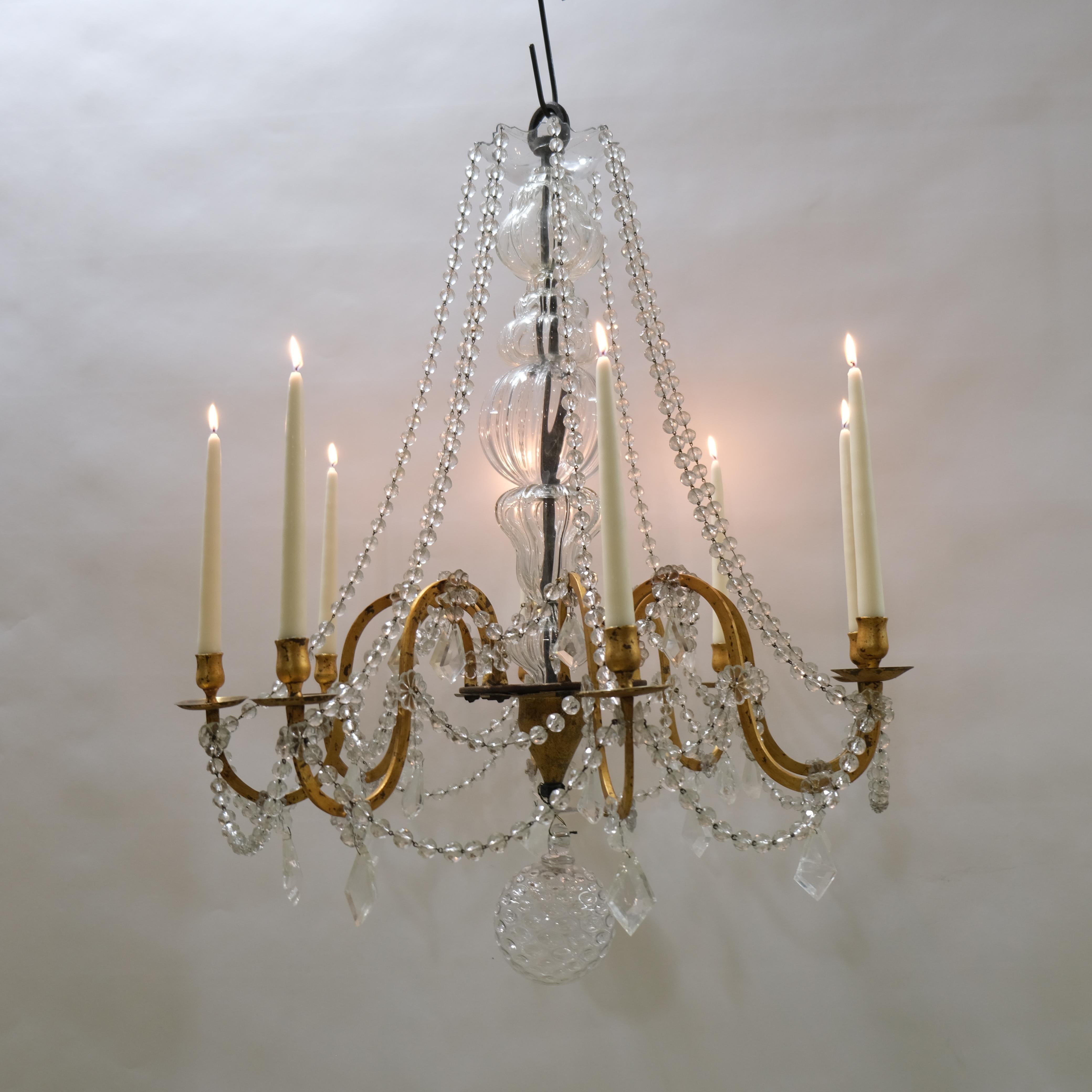 Europeo Antico lampadario a otto luci in ferro e cristallo. Inizio del XIX secolo. in vendita