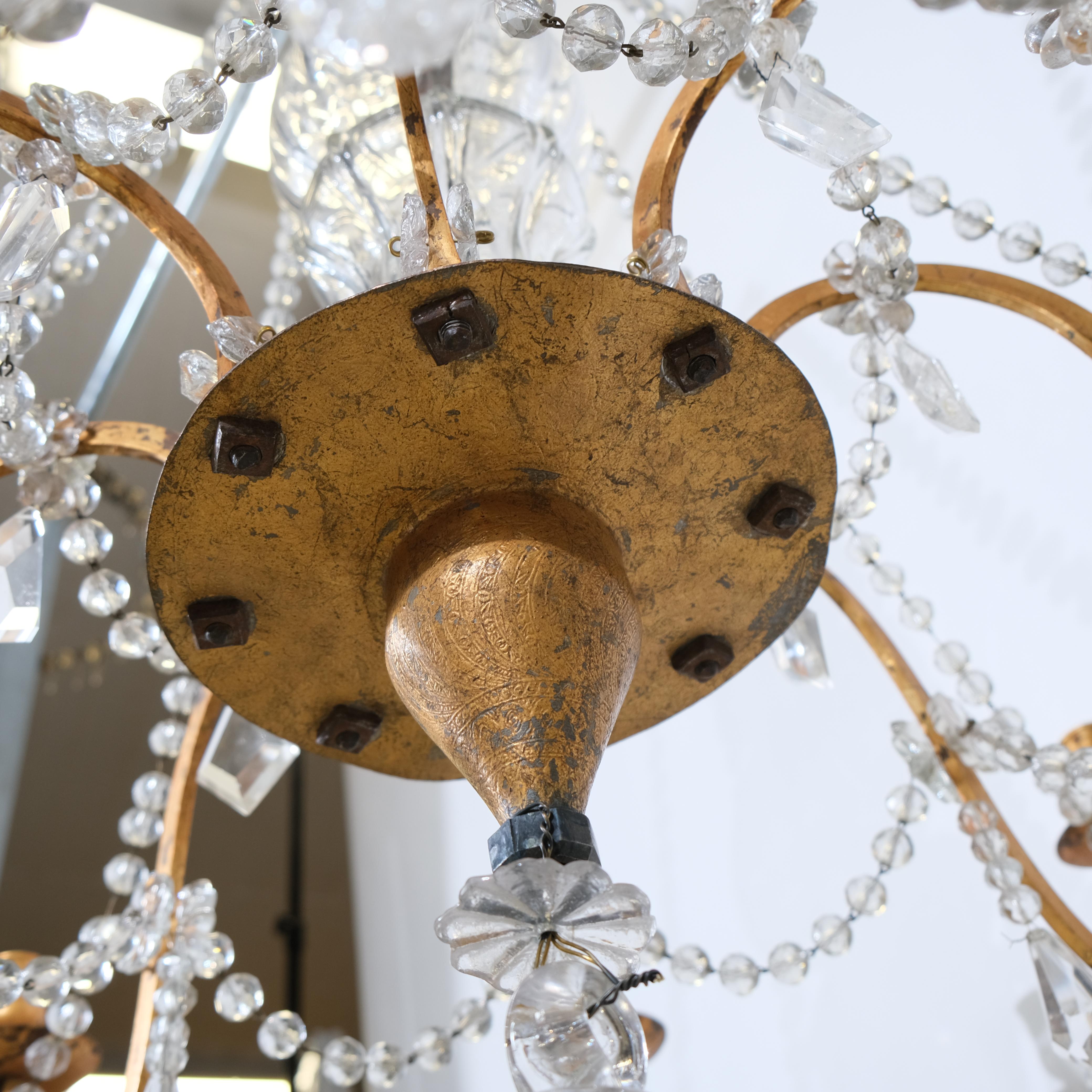Antico lampadario a otto luci in ferro e cristallo. Inizio del XIX secolo. in vendita 2