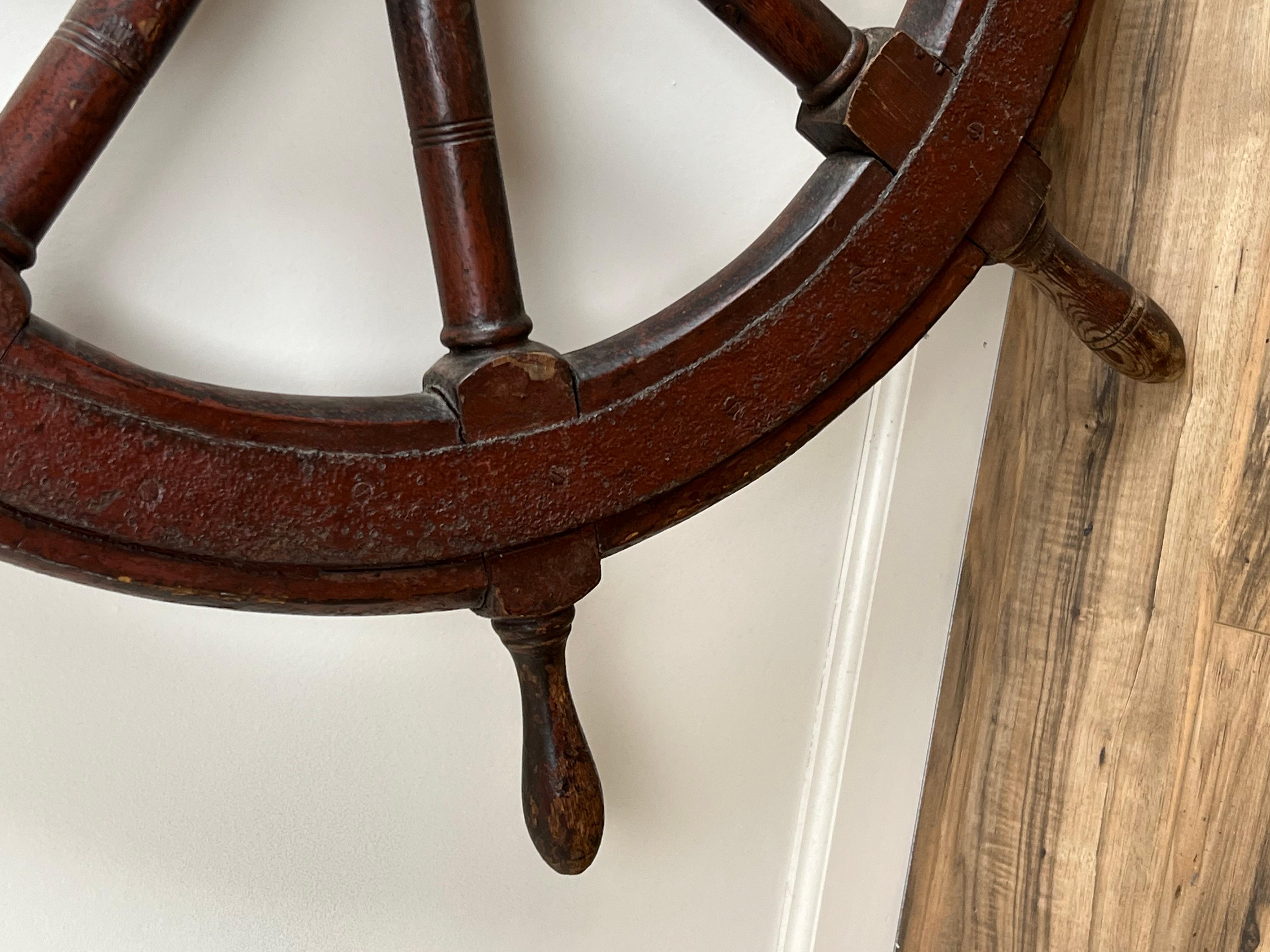 Roue de bateau ancienne à huit branches en acajou et en fer, estampillée 