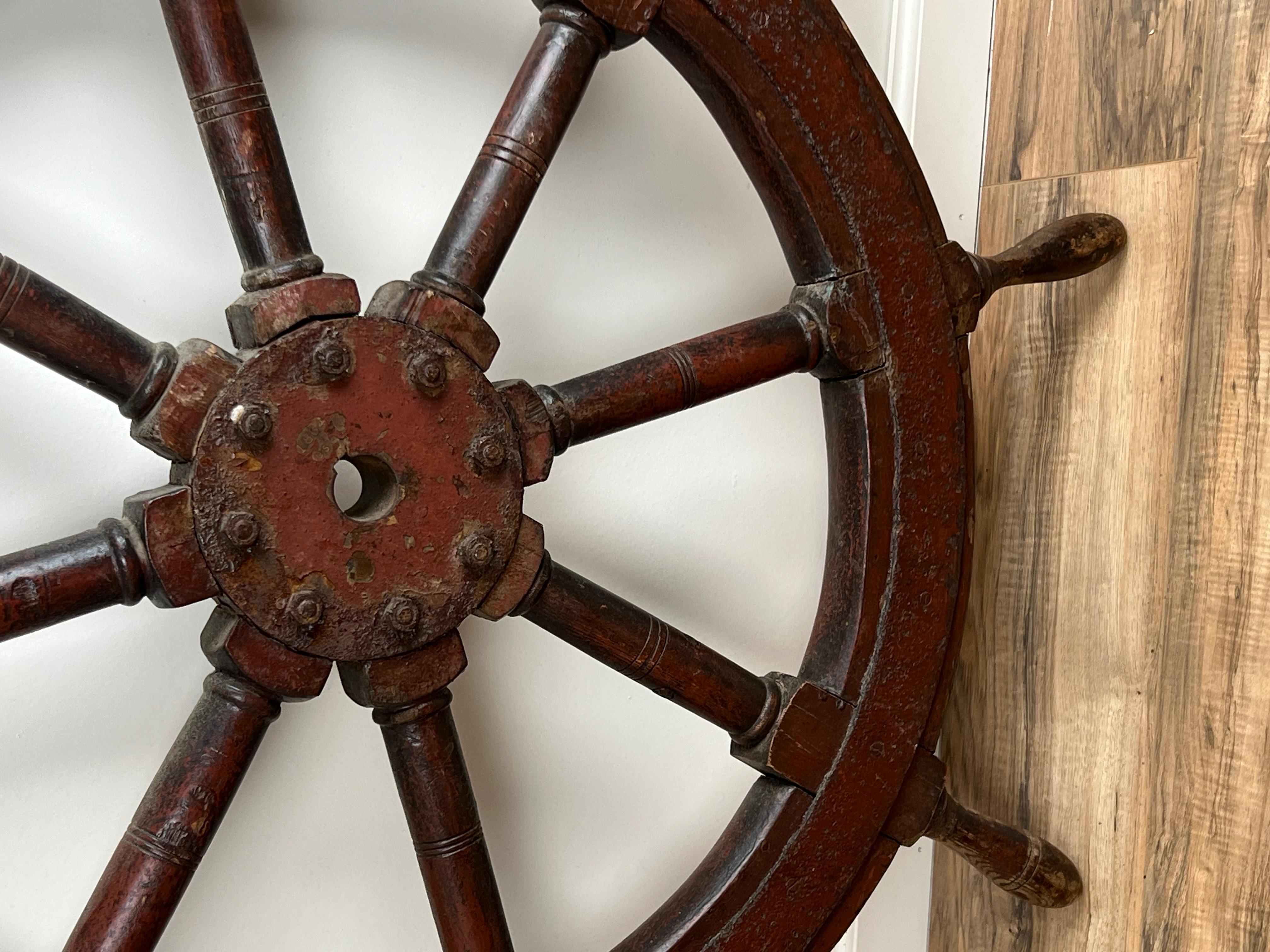 Milieu du XIXe siècle Roue de bateau ancienne à huit branches en acajou et en fer, estampillée 