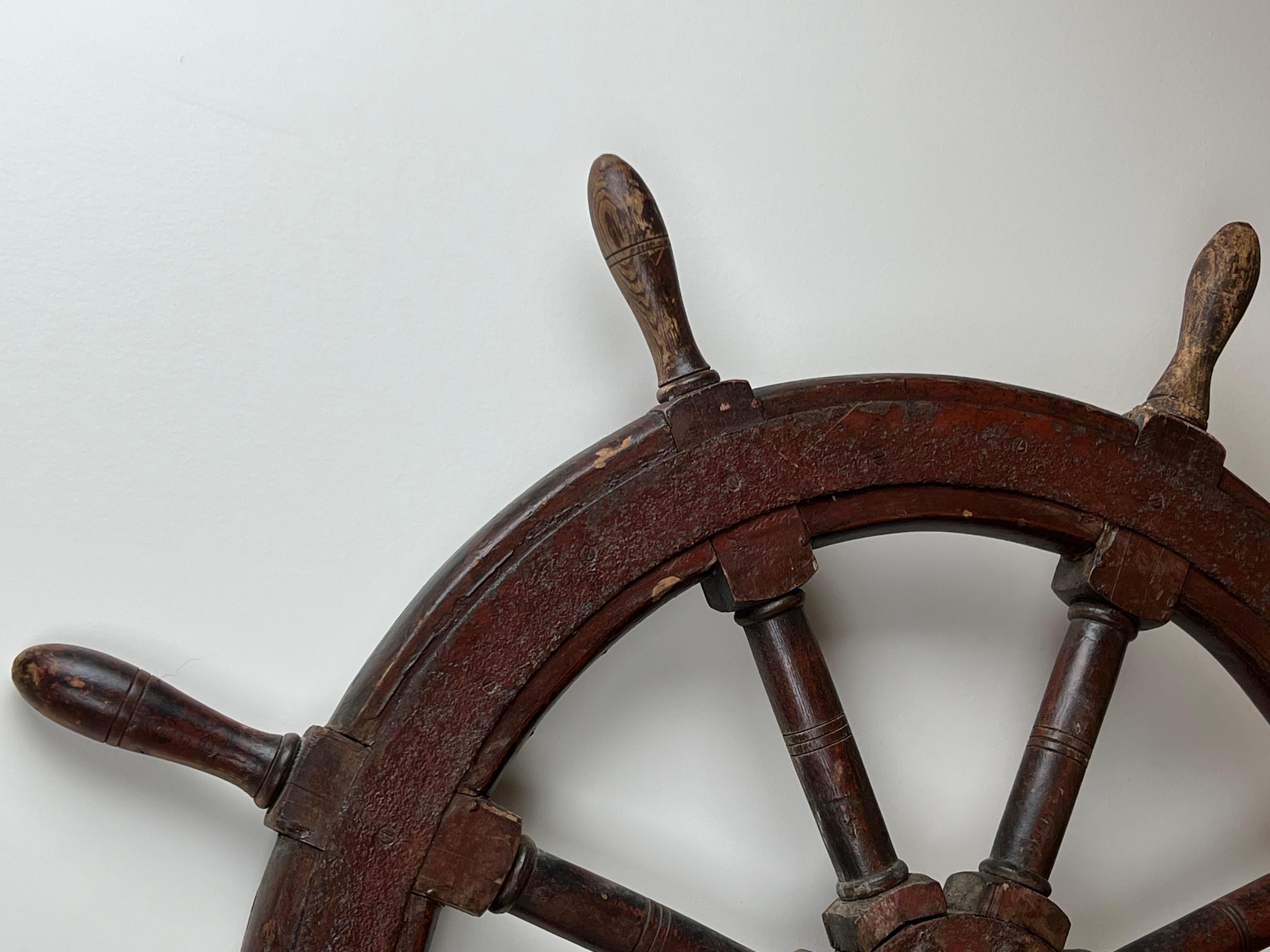 Fer Roue de bateau ancienne à huit branches en acajou et en fer, estampillée 