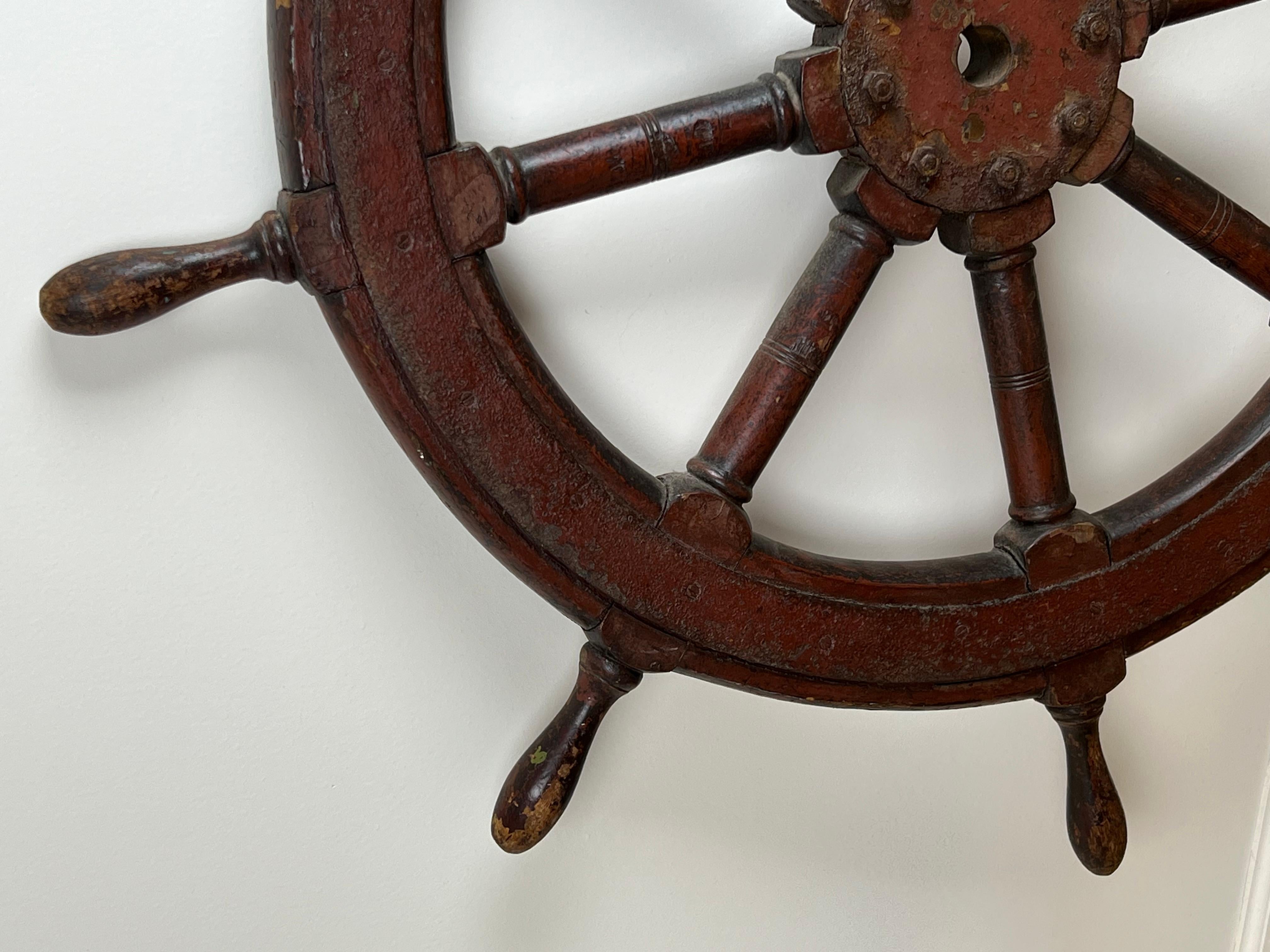 Roue de bateau ancienne à huit branches en acajou et en fer, estampillée 