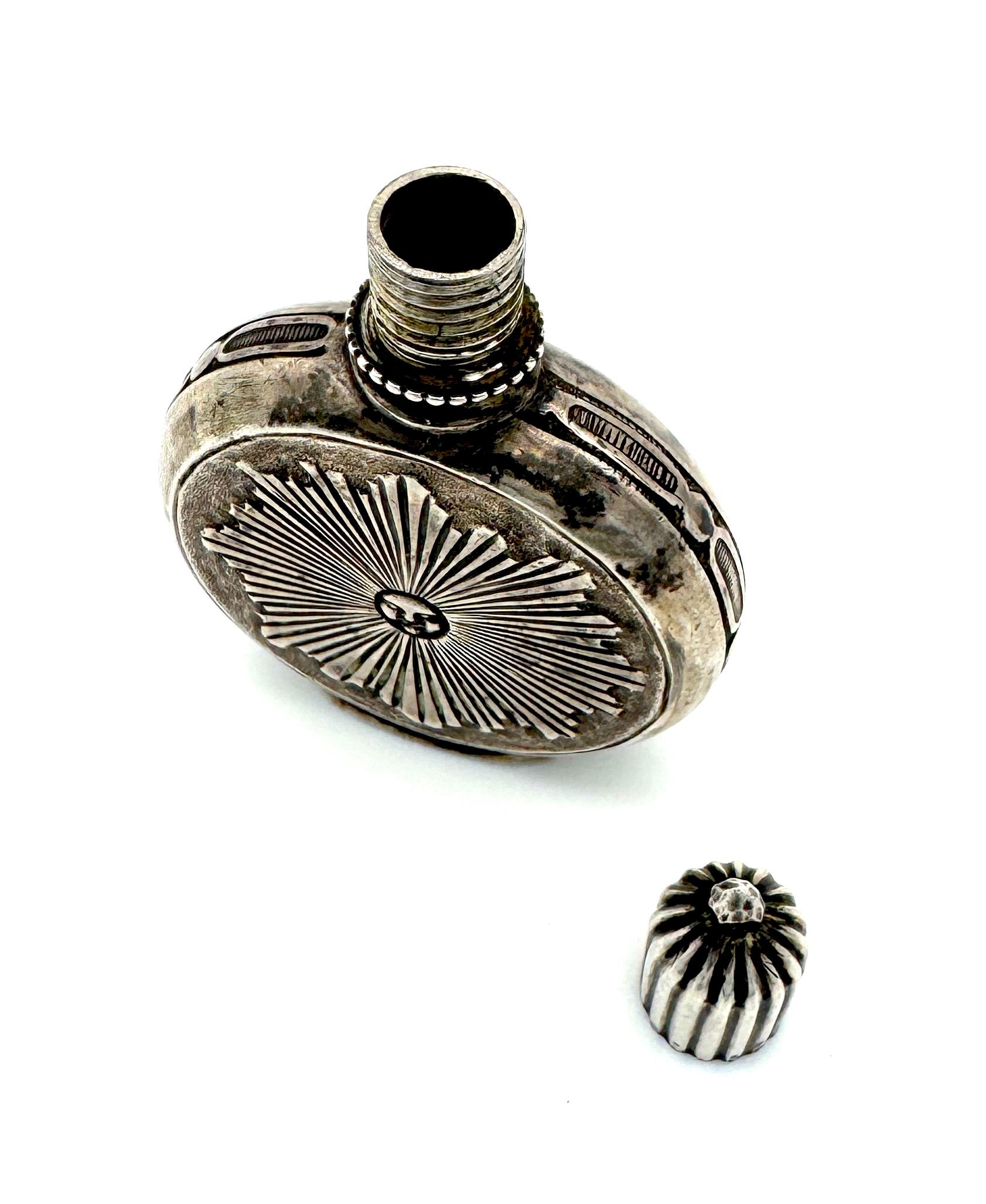 Antique  Belle Époque Scent Bottle Miniature Perfume Bottle Silver Sun en Bueno estado para la venta en Munich, Bavaria