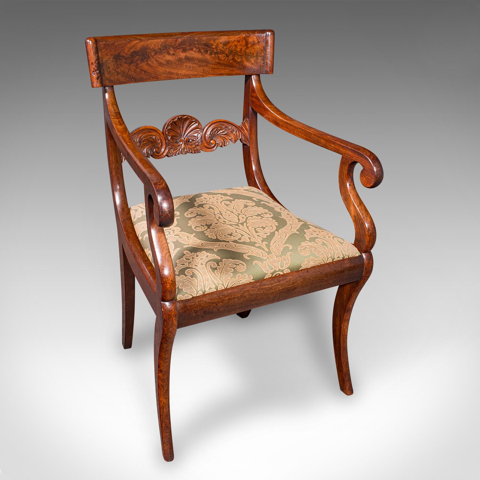 Se trata de un buen sillón de codo antiguo. Sillón o asiento de salón inglés de caoba, de la época de la Regencia, hacia 1820. De forma maravillosamente distintiva, muestra un magnífico trabajo artesanal, líneas gráciles y un elegante gusto