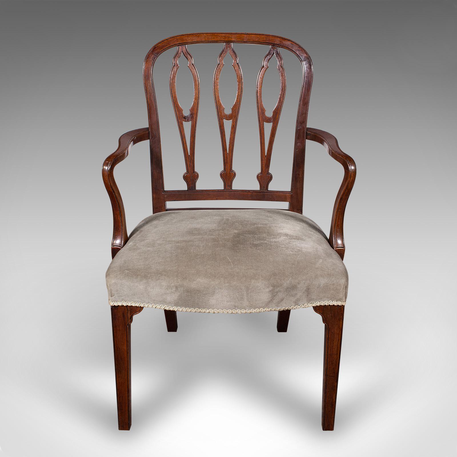 
Questa è un'antica sedia a gomito. Seduta da salotto o da scrivania inglese imbottita in mogano e velluto, risalente al periodo georgiano, circa 1790.

Splendido artigianato georgiano con imbottiture di lusso
Presenta una patina invecchiata e in