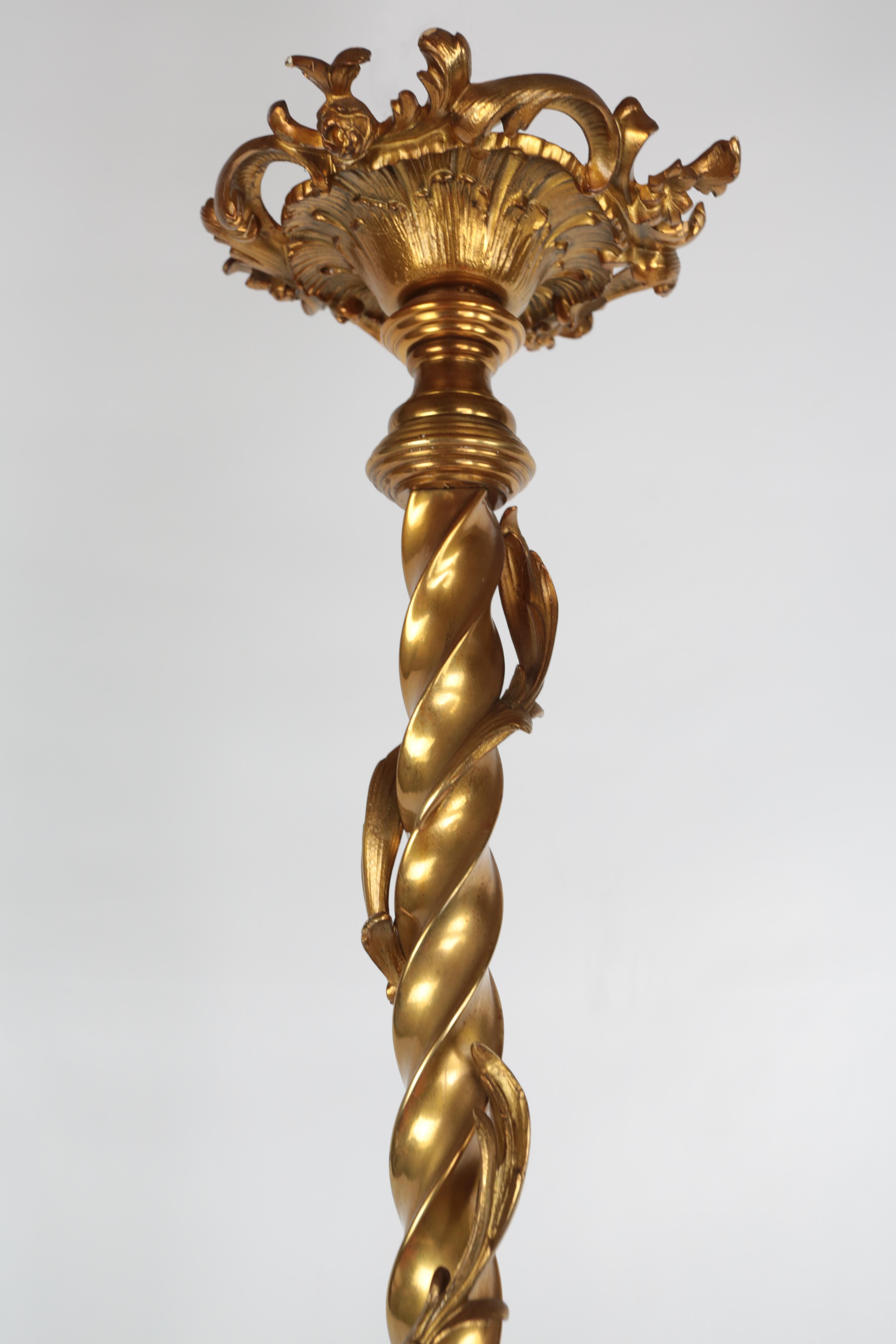 Antiker elektrifizierter Bronze-Kronleuchter (Französisch) im Angebot