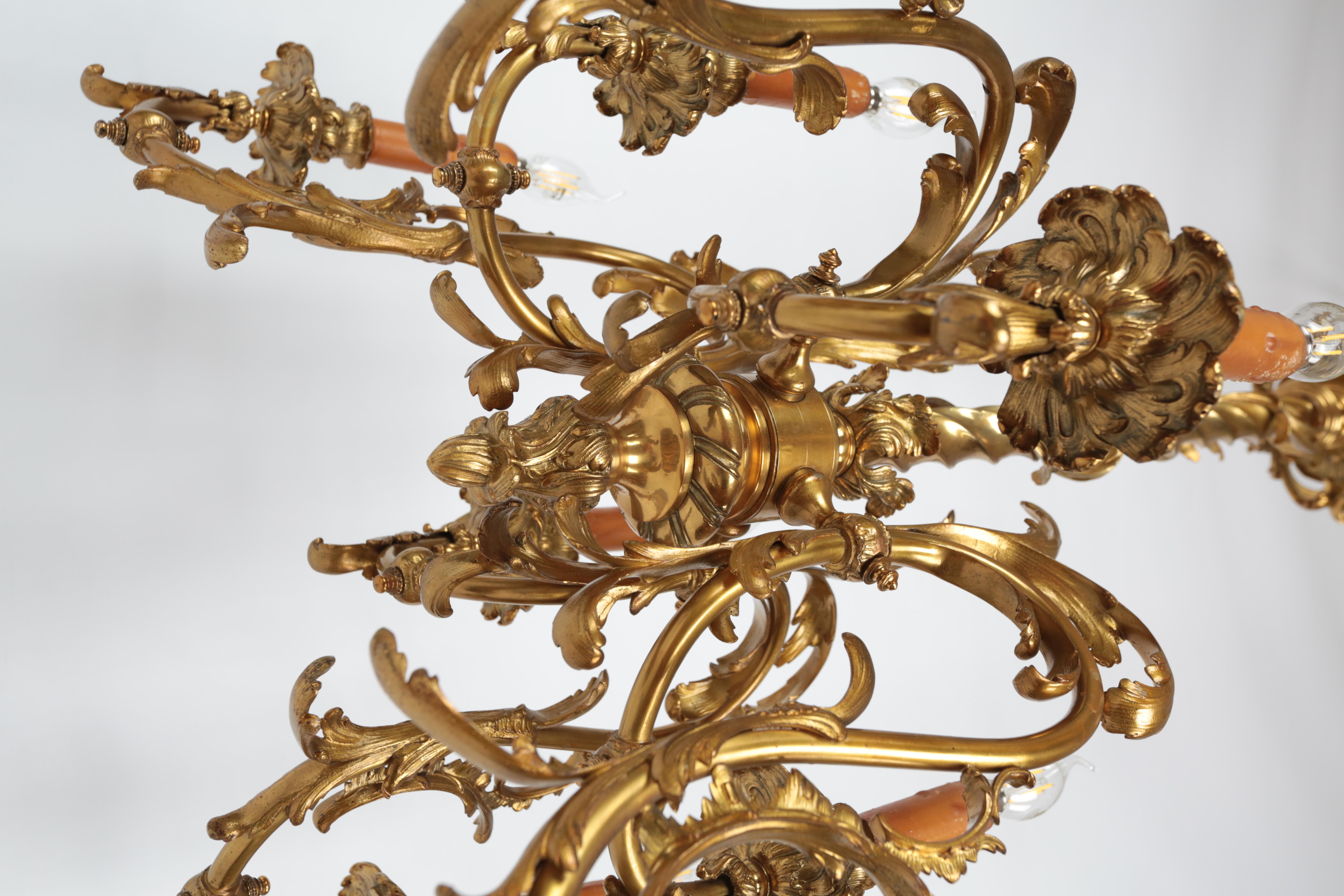Antiker elektrifizierter Bronze-Kronleuchter (Spätes 19. Jahrhundert) im Angebot