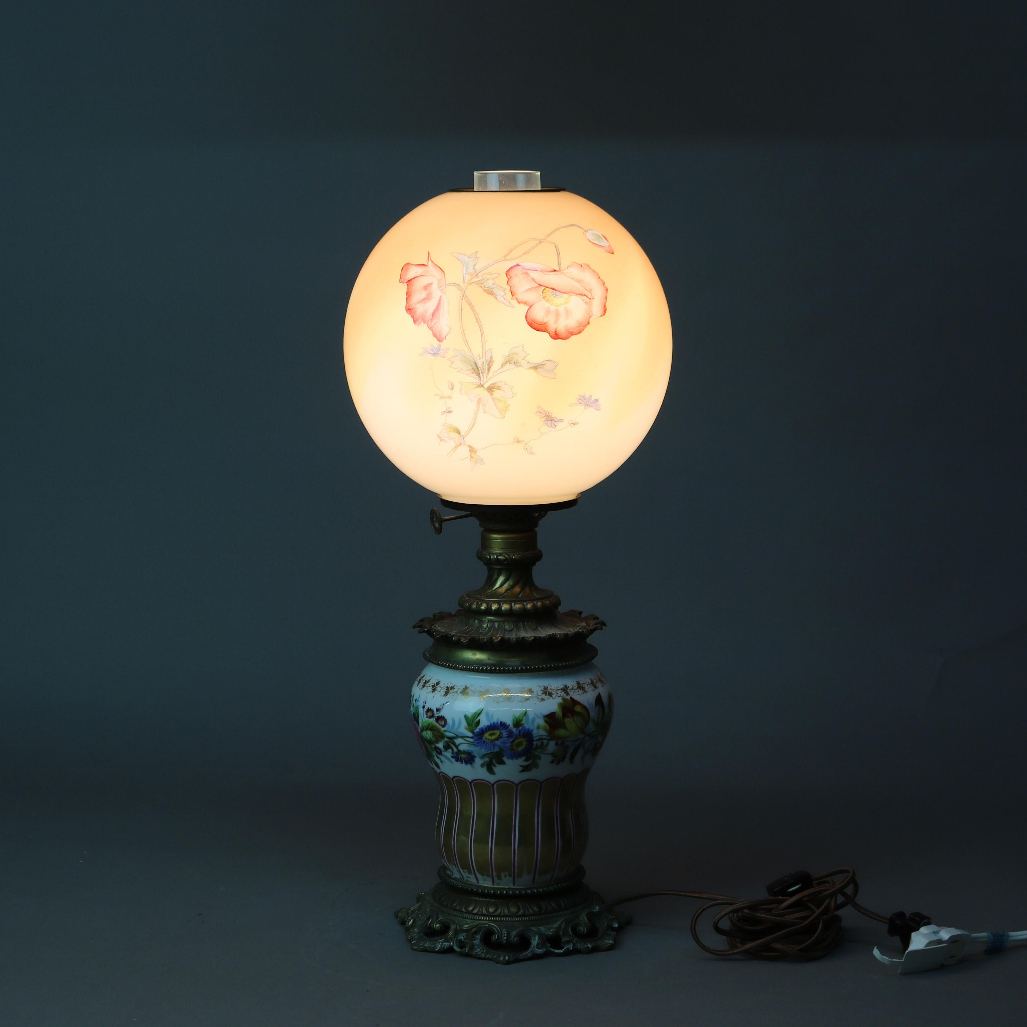 Lampe de table ancienne en porcelaine émaillée Autant en emporte le vent avec abat-jour en verre émaillé floral C1890

Dimensions : 17 