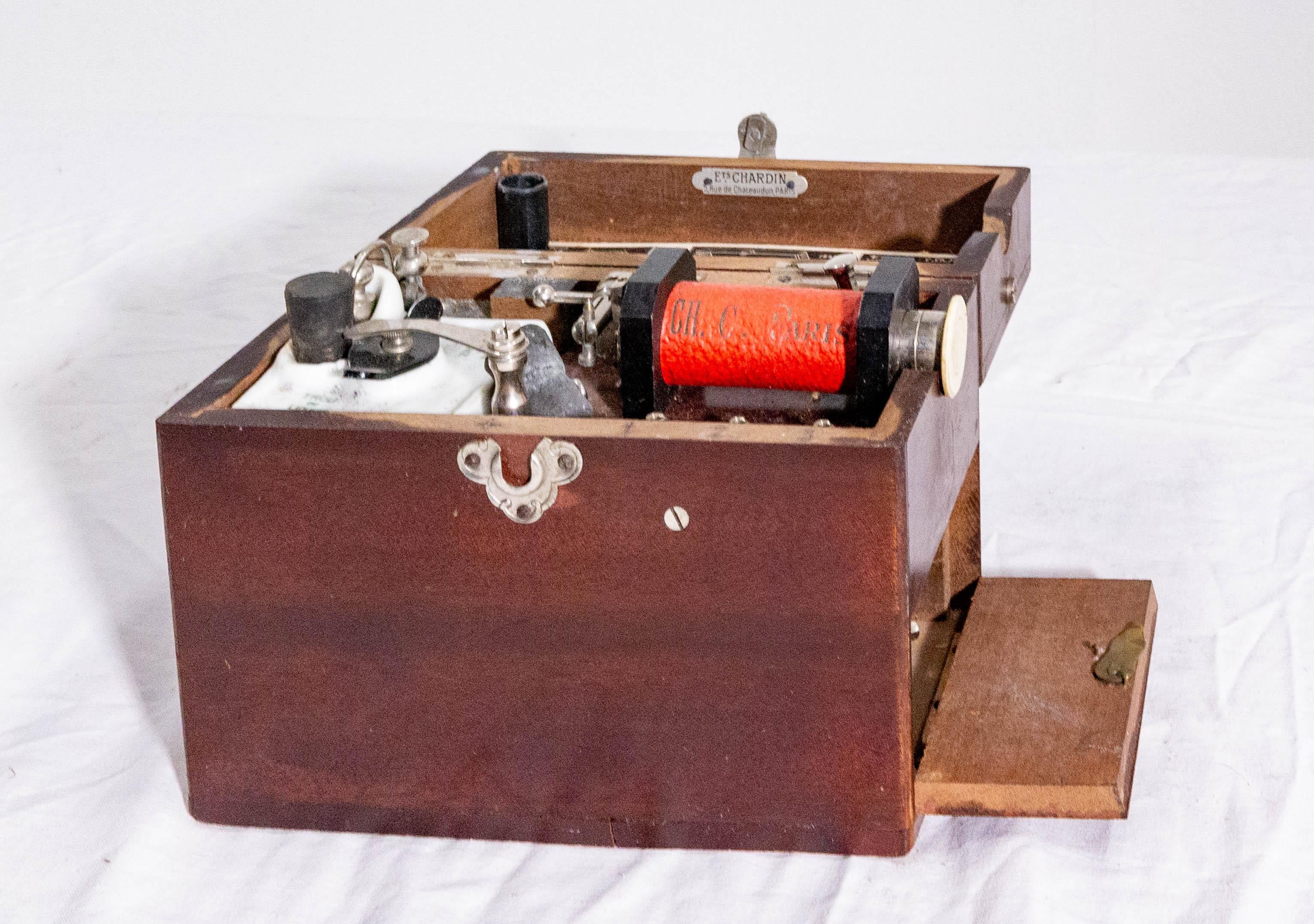 Antique Electromedical Device from Chardin in Wooden Case, France, circa 1910 In Good Condition For Sale In Labrit, Landes