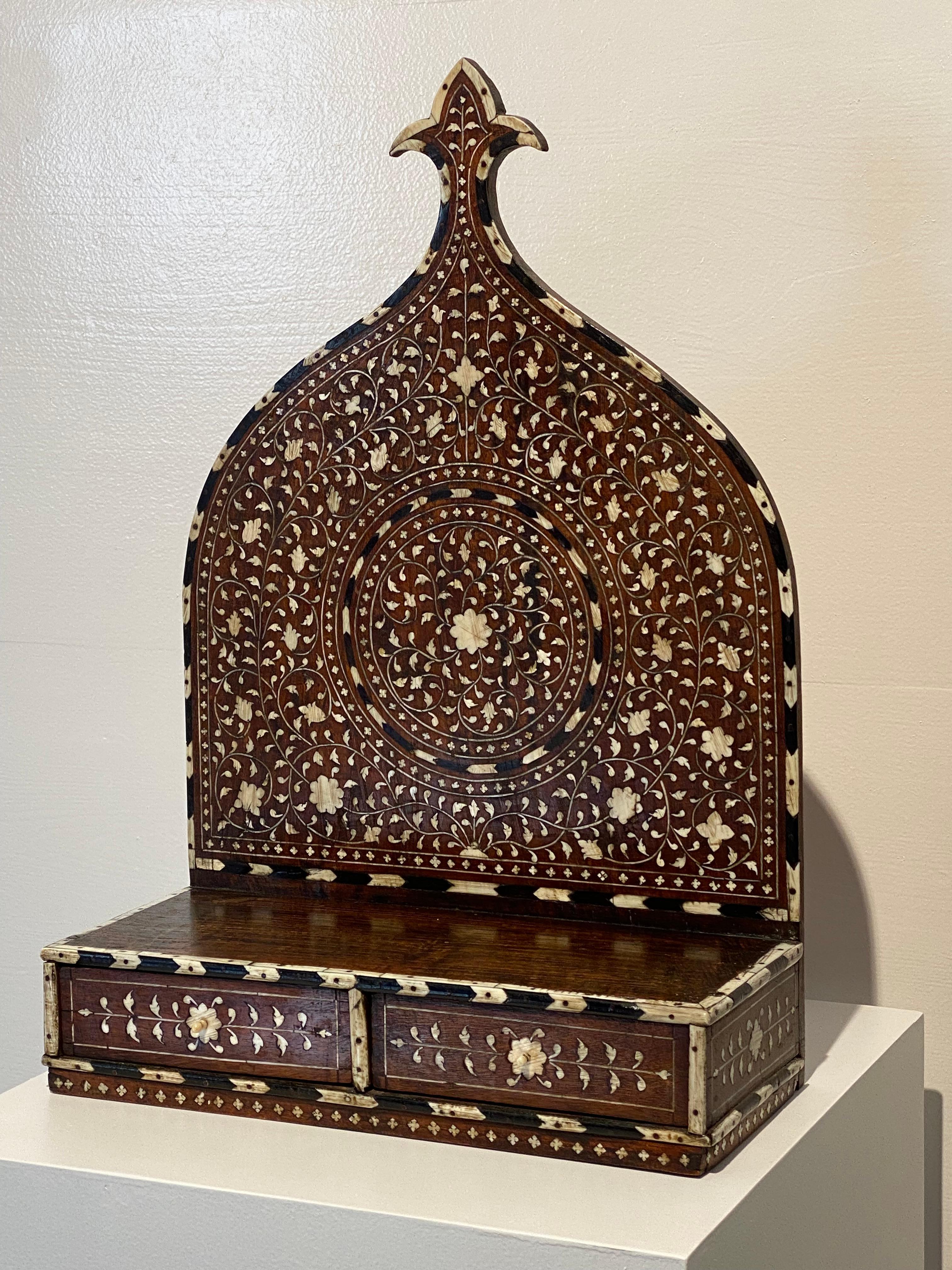 Antique , Elegant Anglo Indian Display Object In Good Condition For Sale In Schellebelle, BE