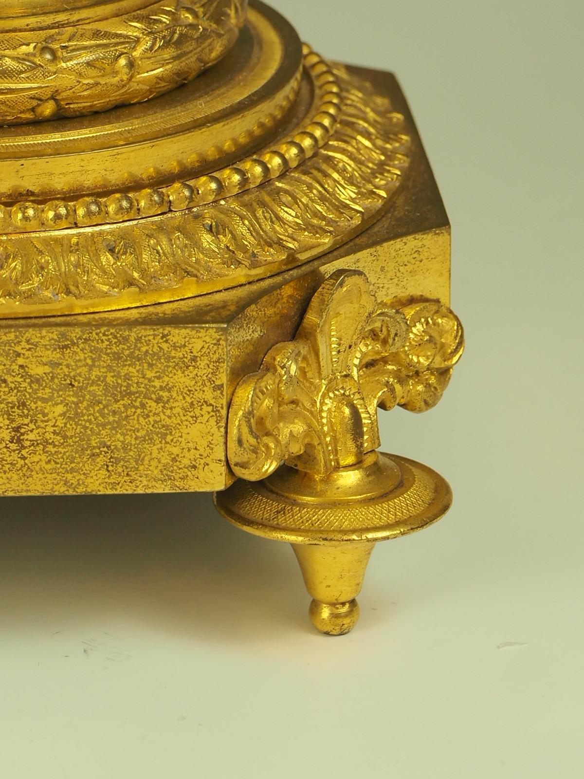 Antiker eleganter Kandelaber aus vergoldeter Bronze und Goldbronze im Angebot 4