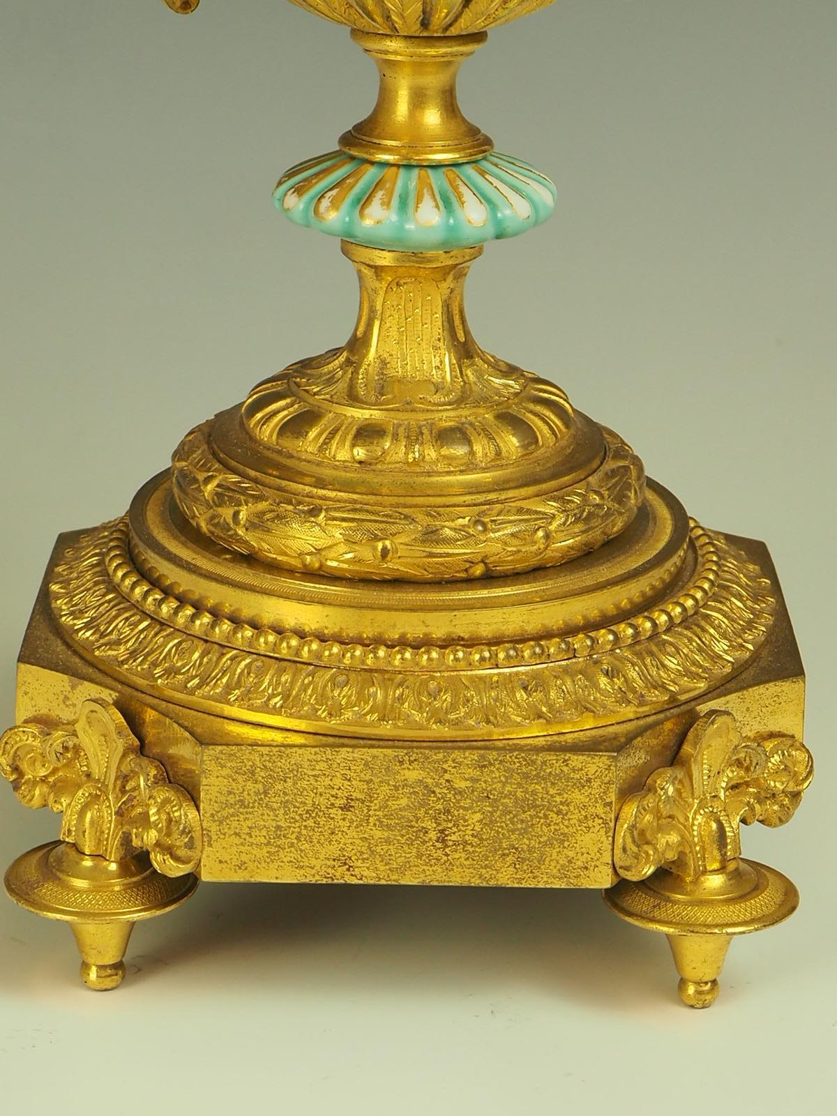 Antiker eleganter Kandelaber aus vergoldeter Bronze und Goldbronze im Angebot 5
