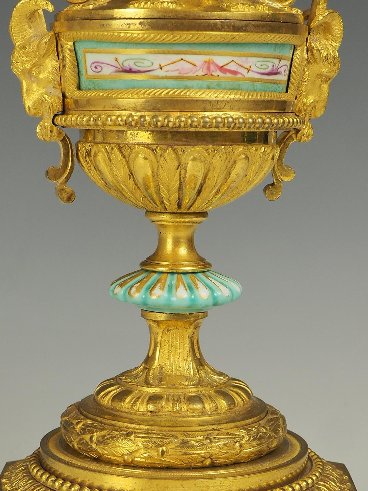 Antiker eleganter Kandelaber aus vergoldeter Bronze und Goldbronze im Angebot 6