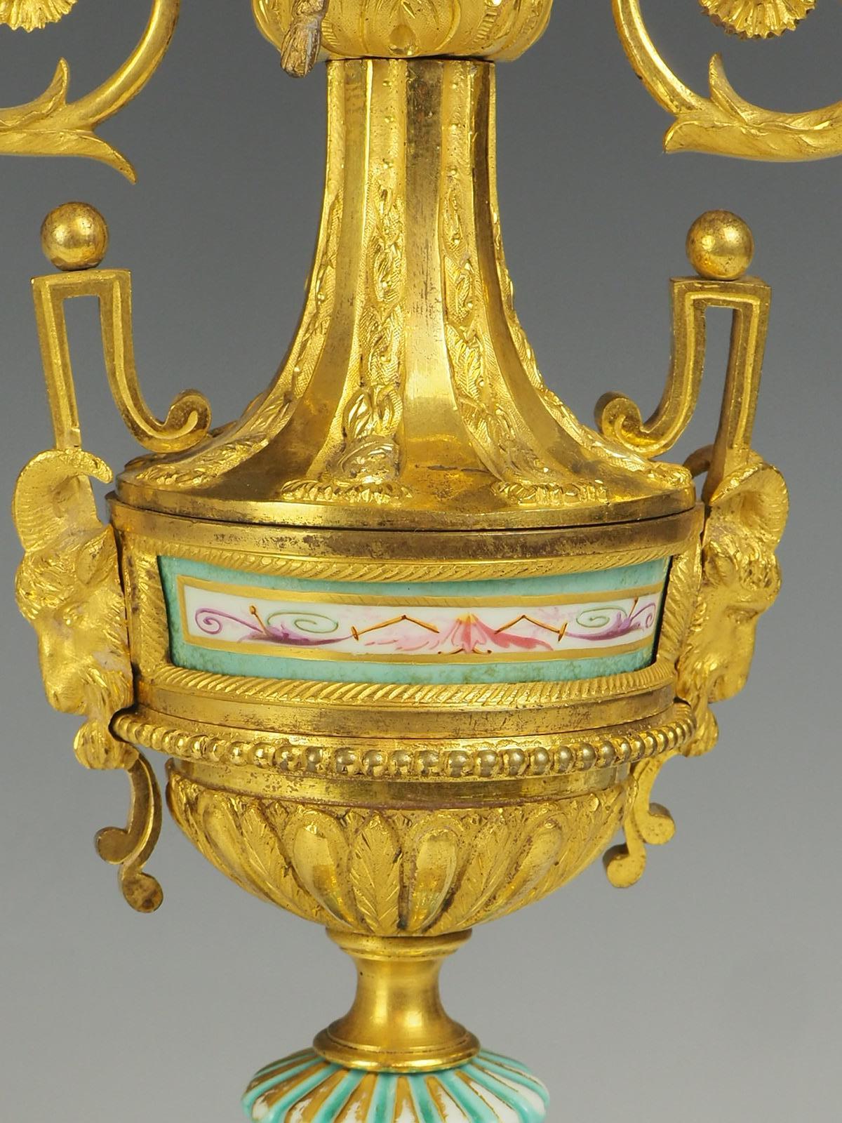 Antiker eleganter Kandelaber aus vergoldeter Bronze und Goldbronze im Angebot 7