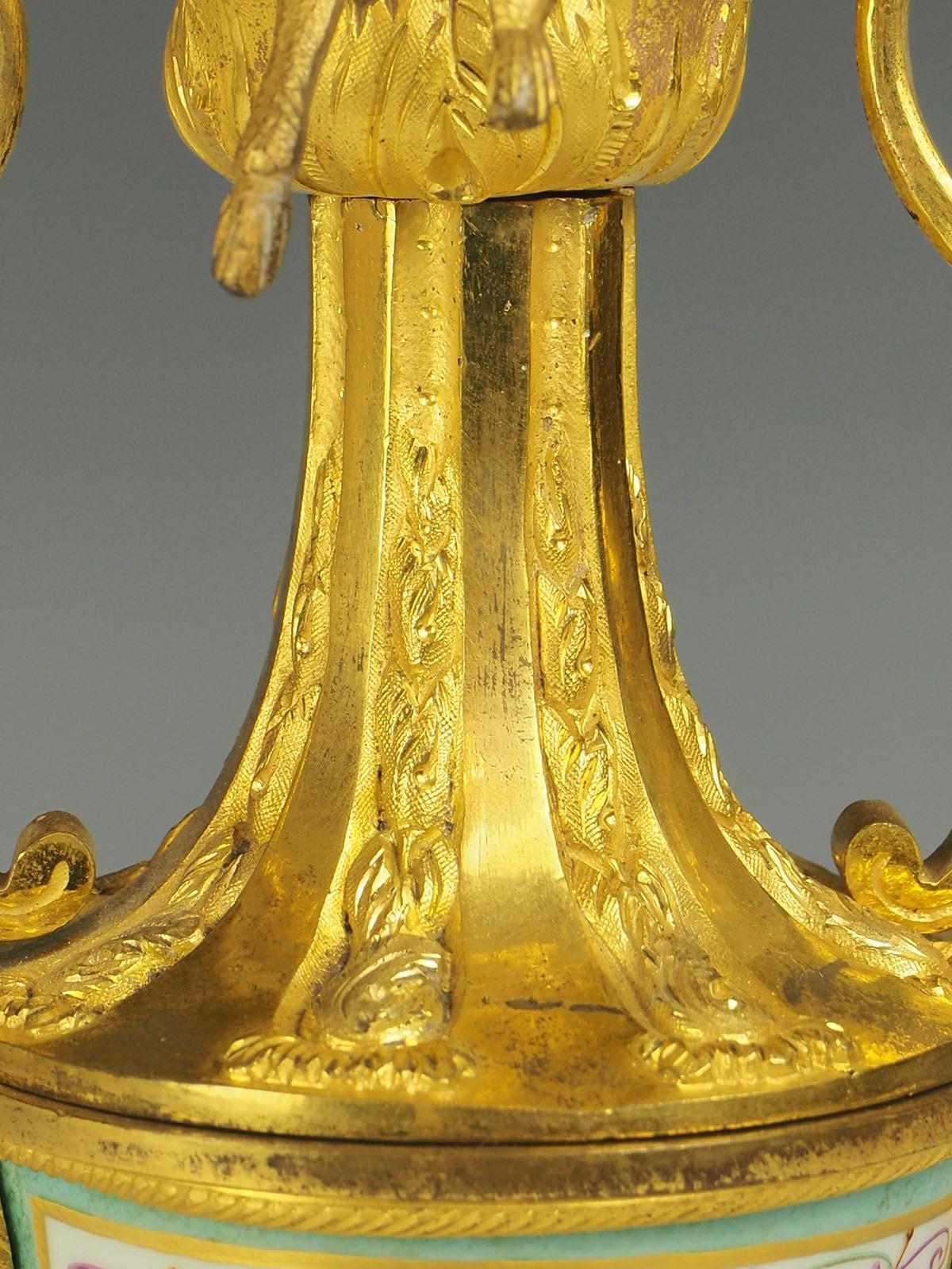 Antiker eleganter Kandelaber aus vergoldeter Bronze und Goldbronze im Angebot 8