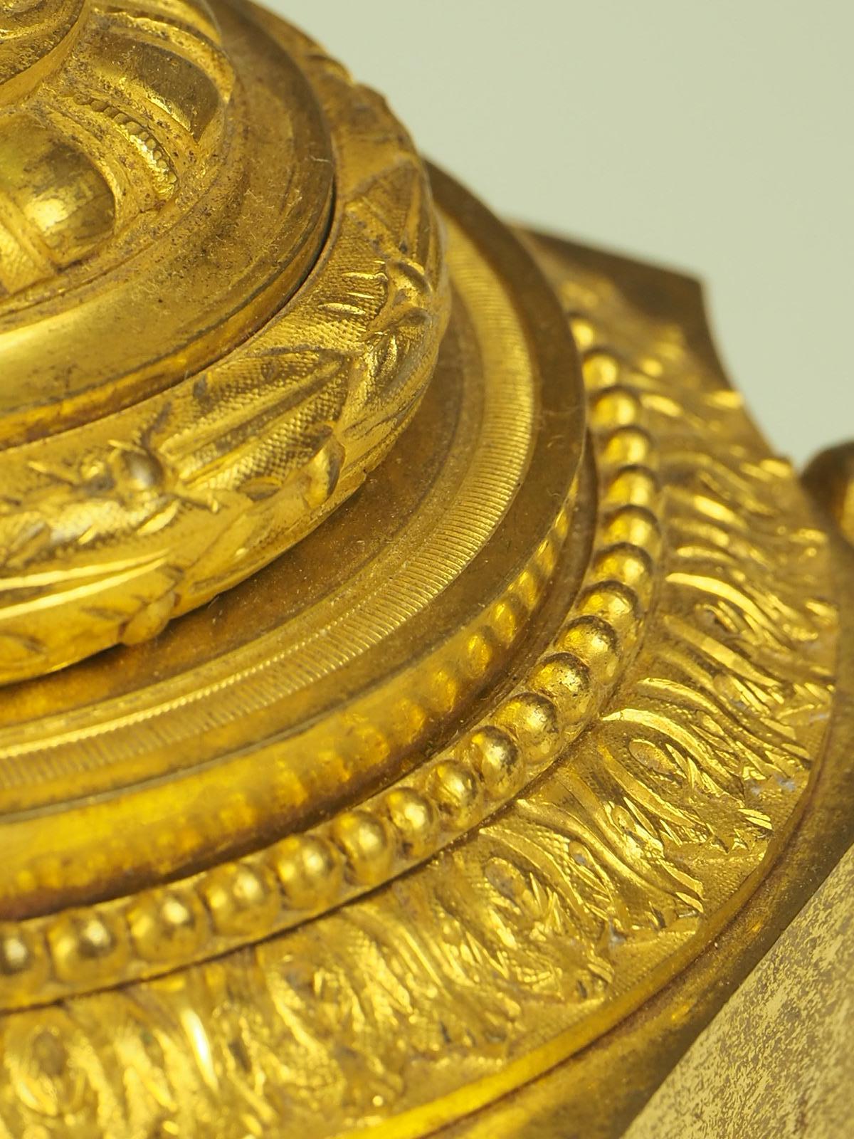 Antiker eleganter Kandelaber aus vergoldeter Bronze und Goldbronze im Angebot 11