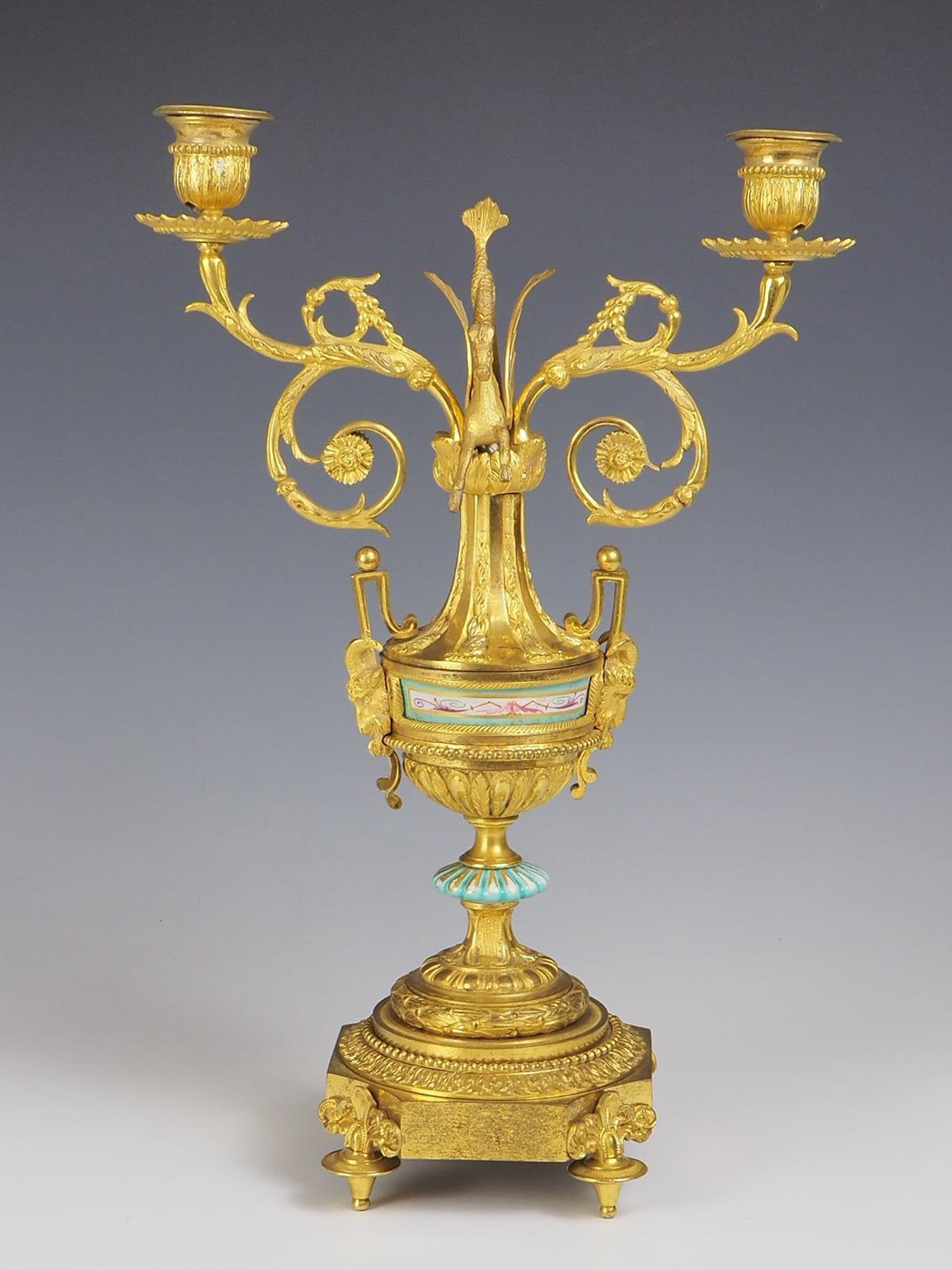 Antiker eleganter Kandelaber aus vergoldeter Bronze und Goldbronze (Französisch) im Angebot