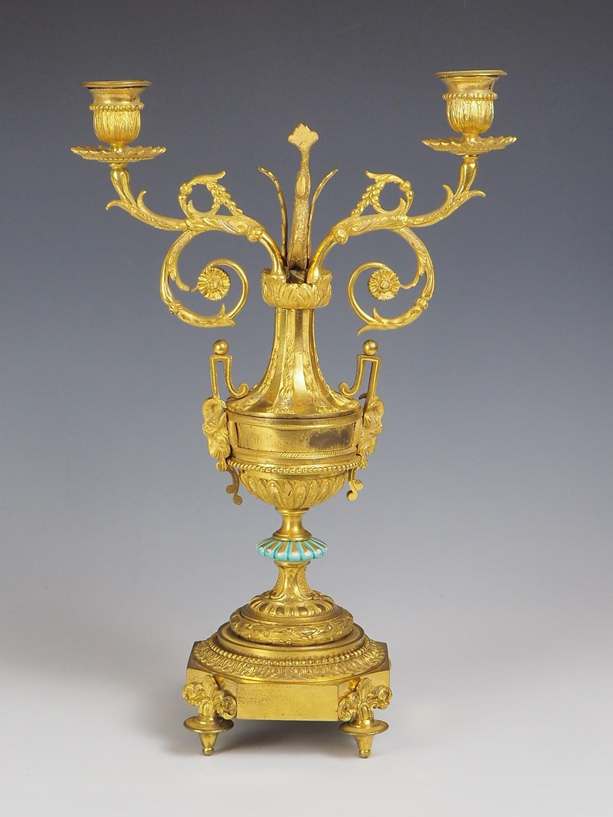 Antiker eleganter Kandelaber aus vergoldeter Bronze und Goldbronze (19. Jahrhundert) im Angebot