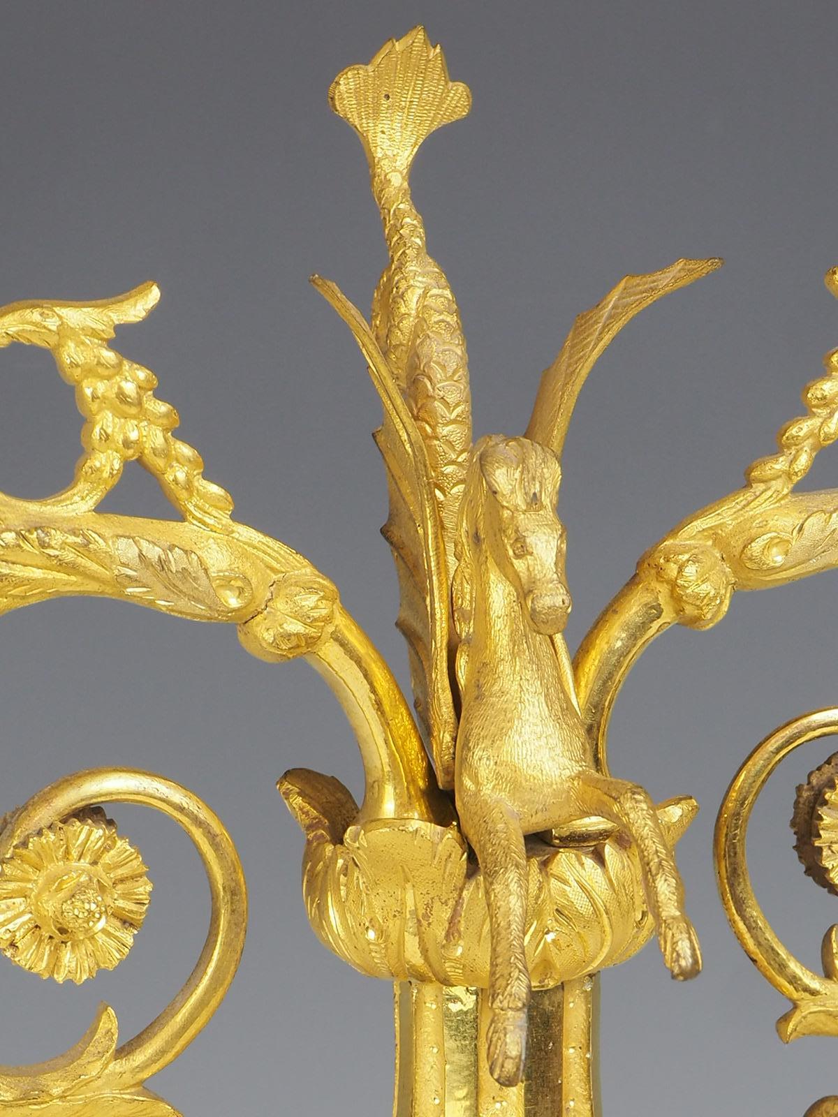 Antiker eleganter Kandelaber aus vergoldeter Bronze und Goldbronze im Angebot 1