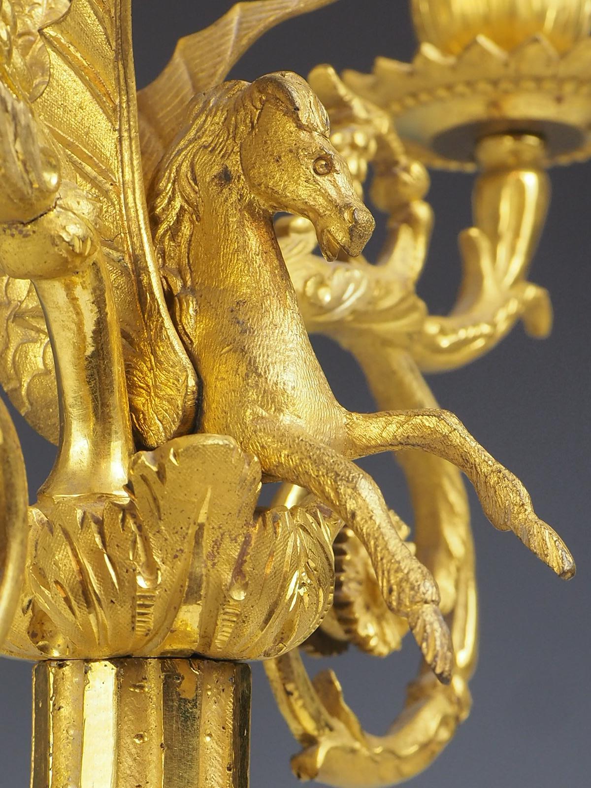 Antiker eleganter Kandelaber aus vergoldeter Bronze und Goldbronze im Angebot 2