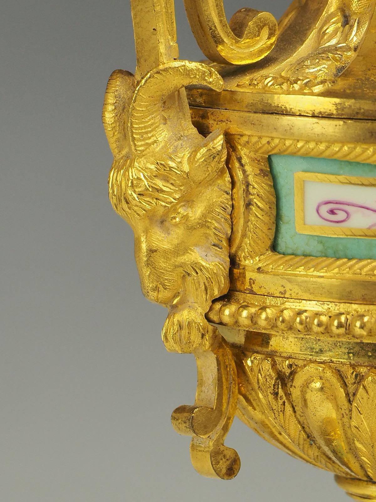 Antiker eleganter Kandelaber aus vergoldeter Bronze und Goldbronze im Angebot 3