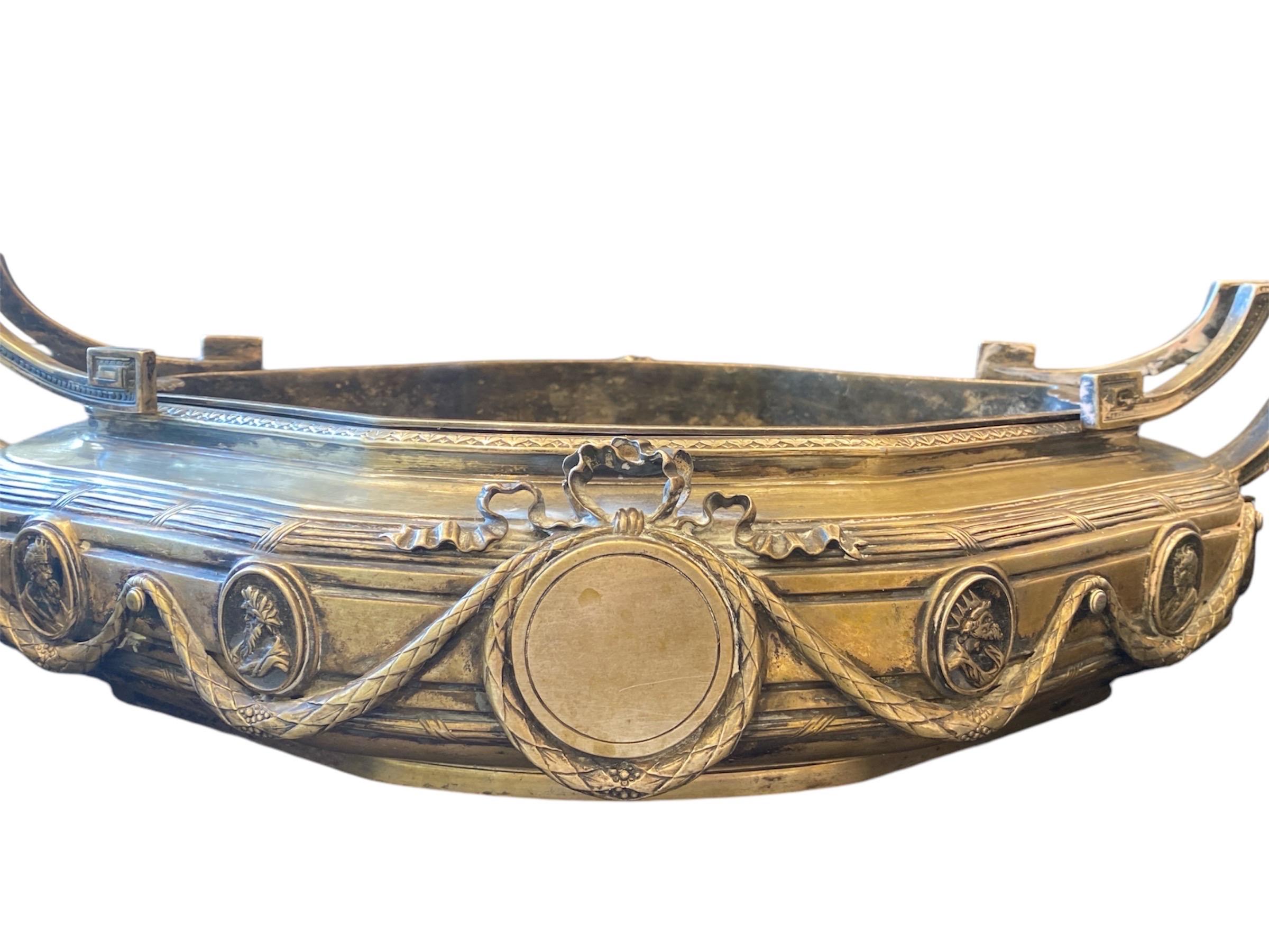 Si tratta di una ciotola decorativa da centrotavola che può servire sia come elemento ornamentale che per contenere frutta e verdura. La ciotola è splendidamente decorata con volti dettagliati di re e presenta due eleganti maniglie che aggiungono