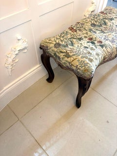 Sgabello antico Eleg Victorian intagliato in legno di noce per finestra