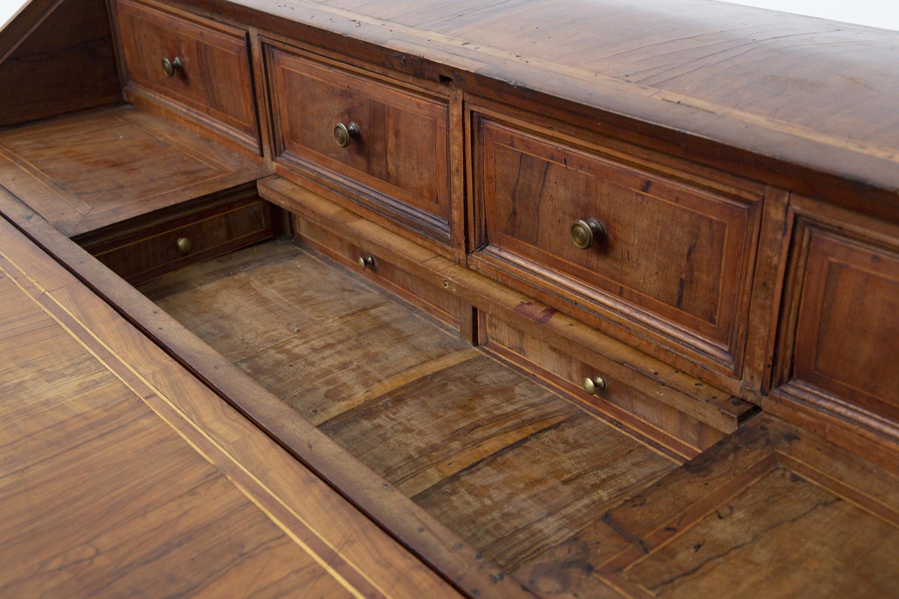 Rara scrivania in legno massiccio risalente agli inizi del 1700, di raffinata manifattura francese.
Il bureau è molto imponente e maestoso ed è proprio questo a renderlo elegante.
La forma è rettangolare, la base è costituita da due scomparti