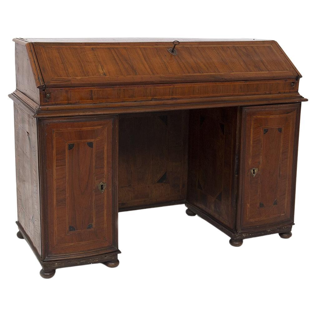 Elegante buró de madera antiguo