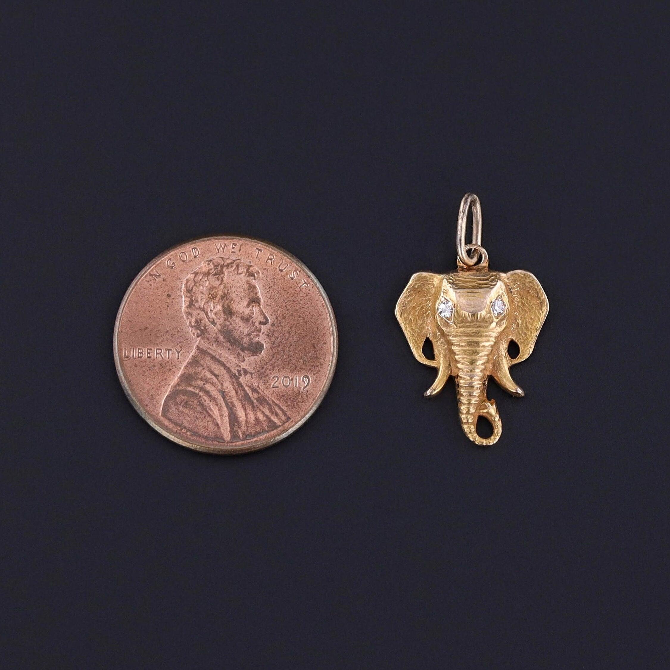 Ce charme présente une tête d'éléphant en or 10k avec deux yeux en diamant taille unique. Il s'agissait à l'origine d'une épingle à nourrice ancienne (vers 1910-1920) que notre bijoutier a transformée en retirant l'épingle et en ajoutant un anneau