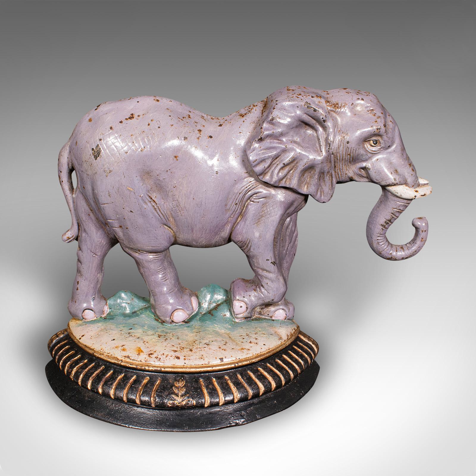 Este es un encantador tope de puerta antiguo en forma de elefante. Adorno decorativo inglés de hierro fundido pintado a mano para puertas o chimeneas, de principios de la época victoriana, hacia 1850. Un buen ejemplo del gusto de la Gran Exposición,