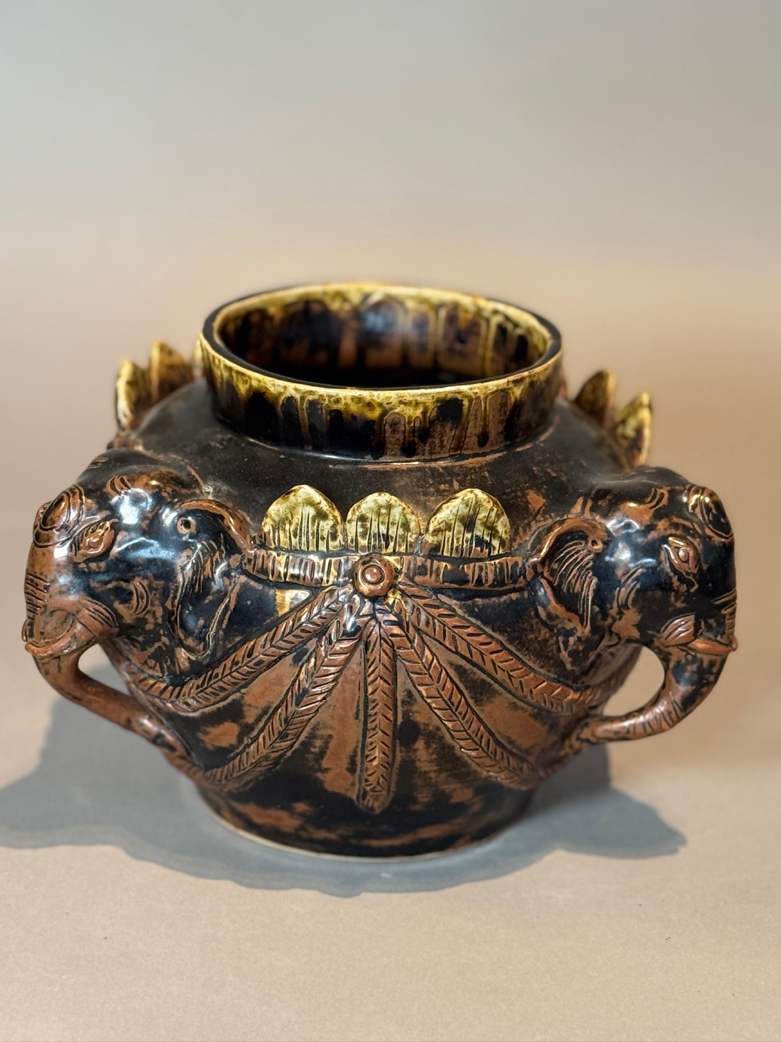 Asiatique Vase ancien en céramique à motif d'éléphants avec accents dorés en vente