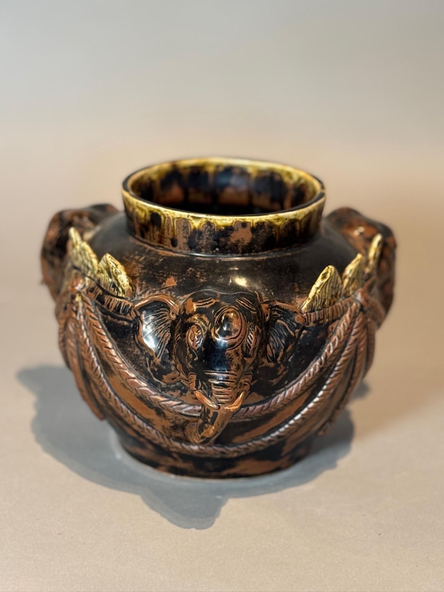 Vernissé Vase ancien en céramique à motif d'éléphants avec accents dorés en vente