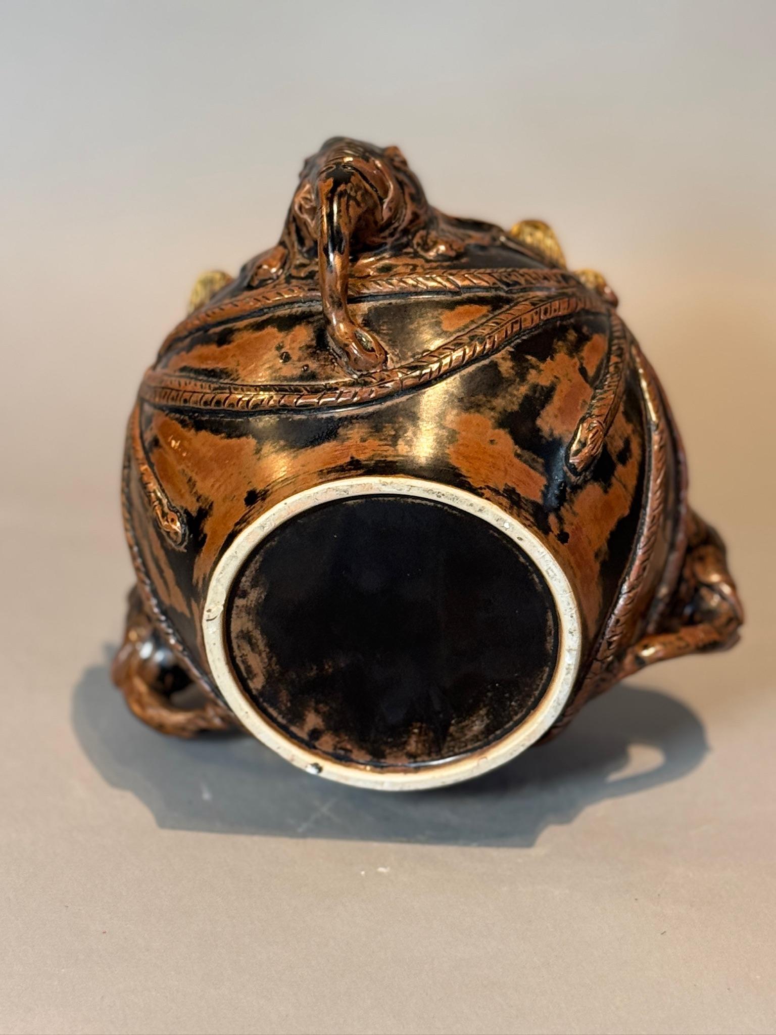 20ième siècle Vase ancien en céramique à motif d'éléphants avec accents dorés en vente