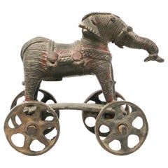 Ancien jouet éléphant en bronze coulé sur roues:: Inde