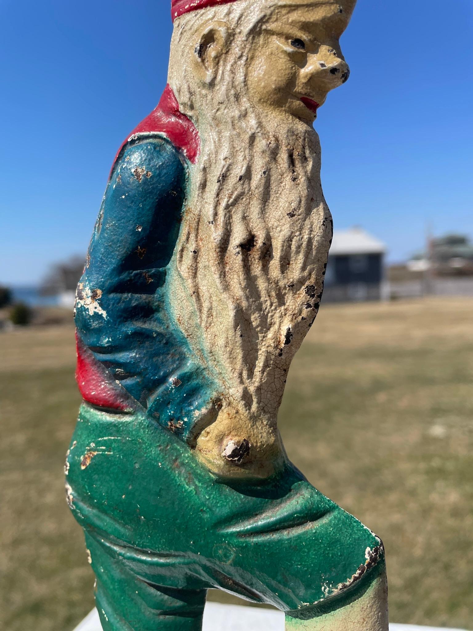 Antike Gnome-Skulptur „Digging For Gold“ Originalfarbe im Angebot 1