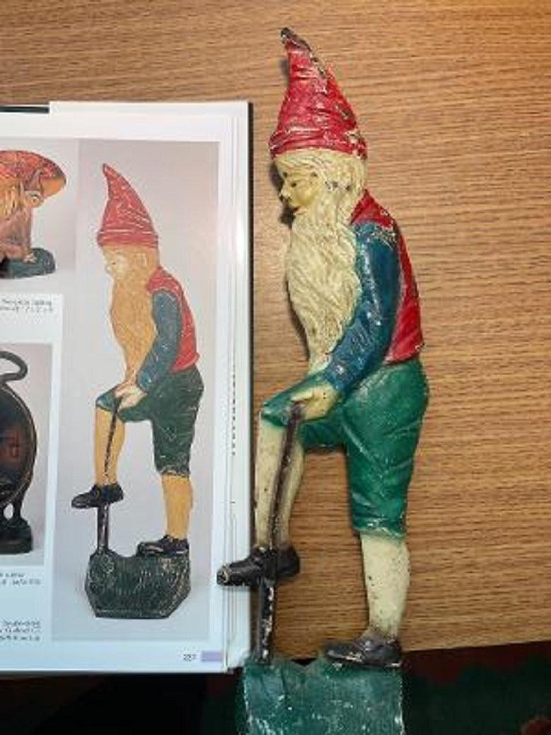 Antike Gnome-Skulptur „Digging For Gold“ Originalfarbe im Angebot 10
