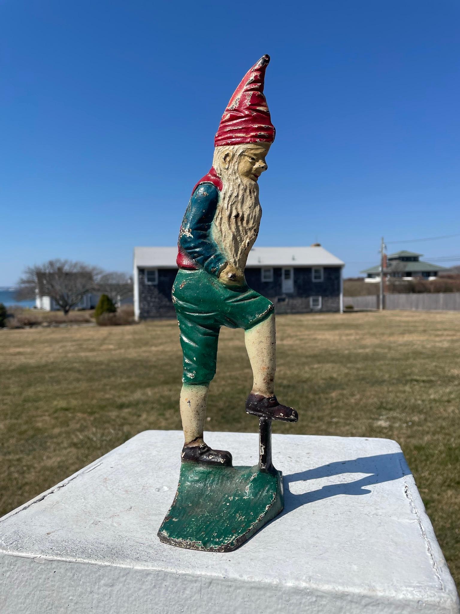 Antike Gnome-Skulptur „Digging For Gold“ Originalfarbe im Zustand „Gut“ im Angebot in South Burlington, VT