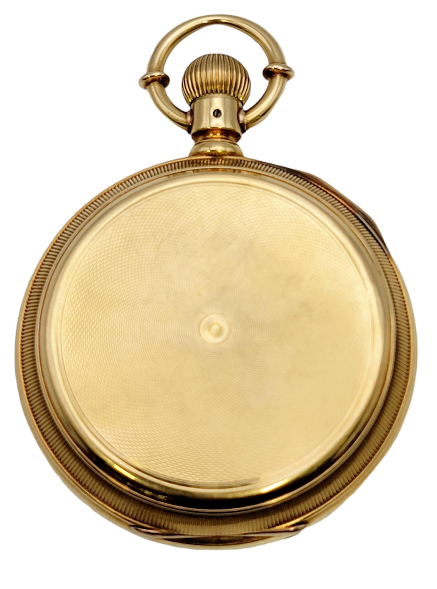 Diese seltene antike Taschenuhr aus 18 Karat Gelbgold von Elgin ist ein beeindruckendes Stück Geschichte. Der luxuriöse Zeitmesser aus massivem Gold ist mit exquisiten Details ausgestattet. Sie hat ein 46-mm-Gehäuse, ein rundes weißes Zifferblatt