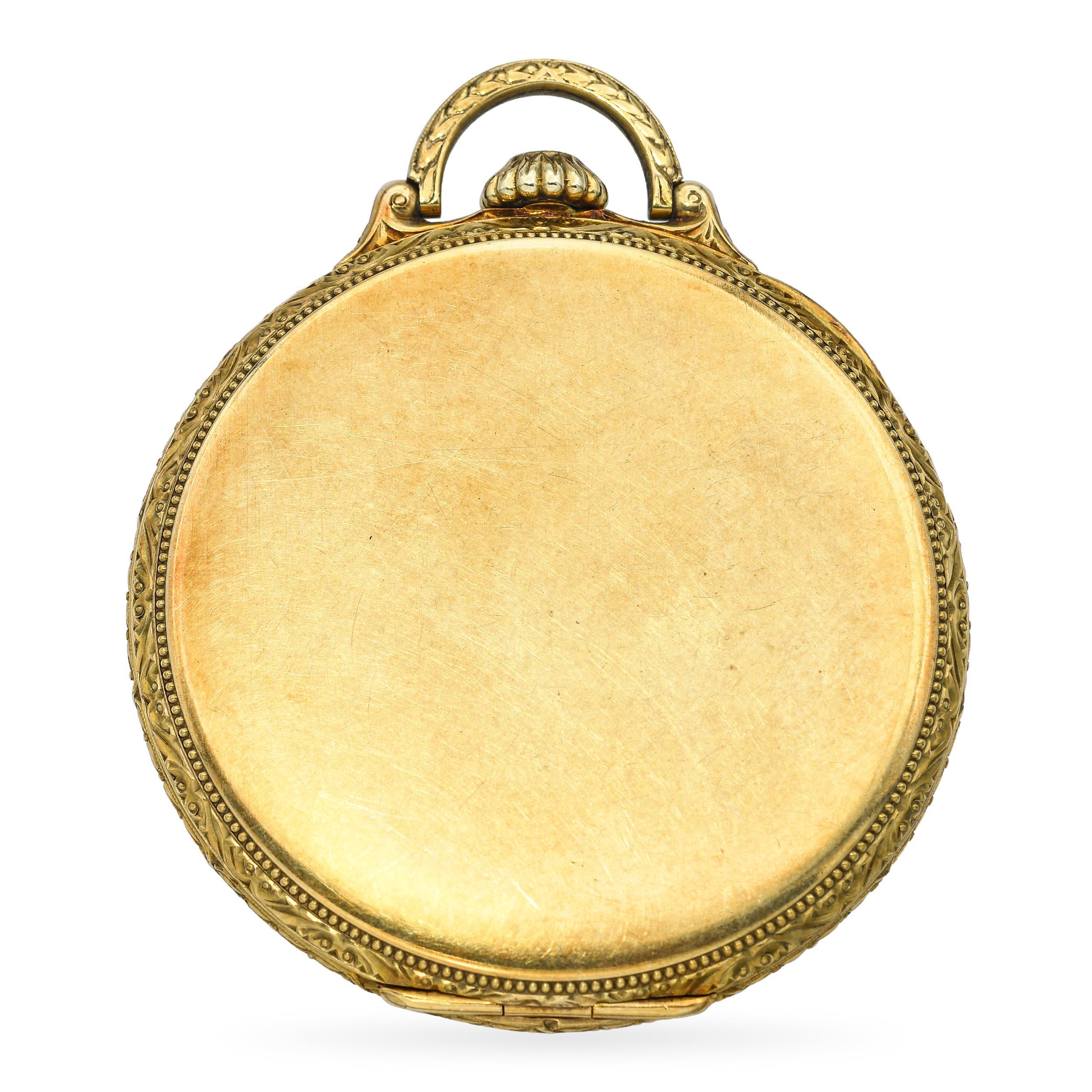 Cette montre de poche ancienne Eleg Grade 450 est une pièce magnifiquement préservée du patrimoine horloger américain, réalisée en or jaune 14k massif avec à la fois élégance esthétique et précision mécanique. Le boîtier orné est richement gravé de