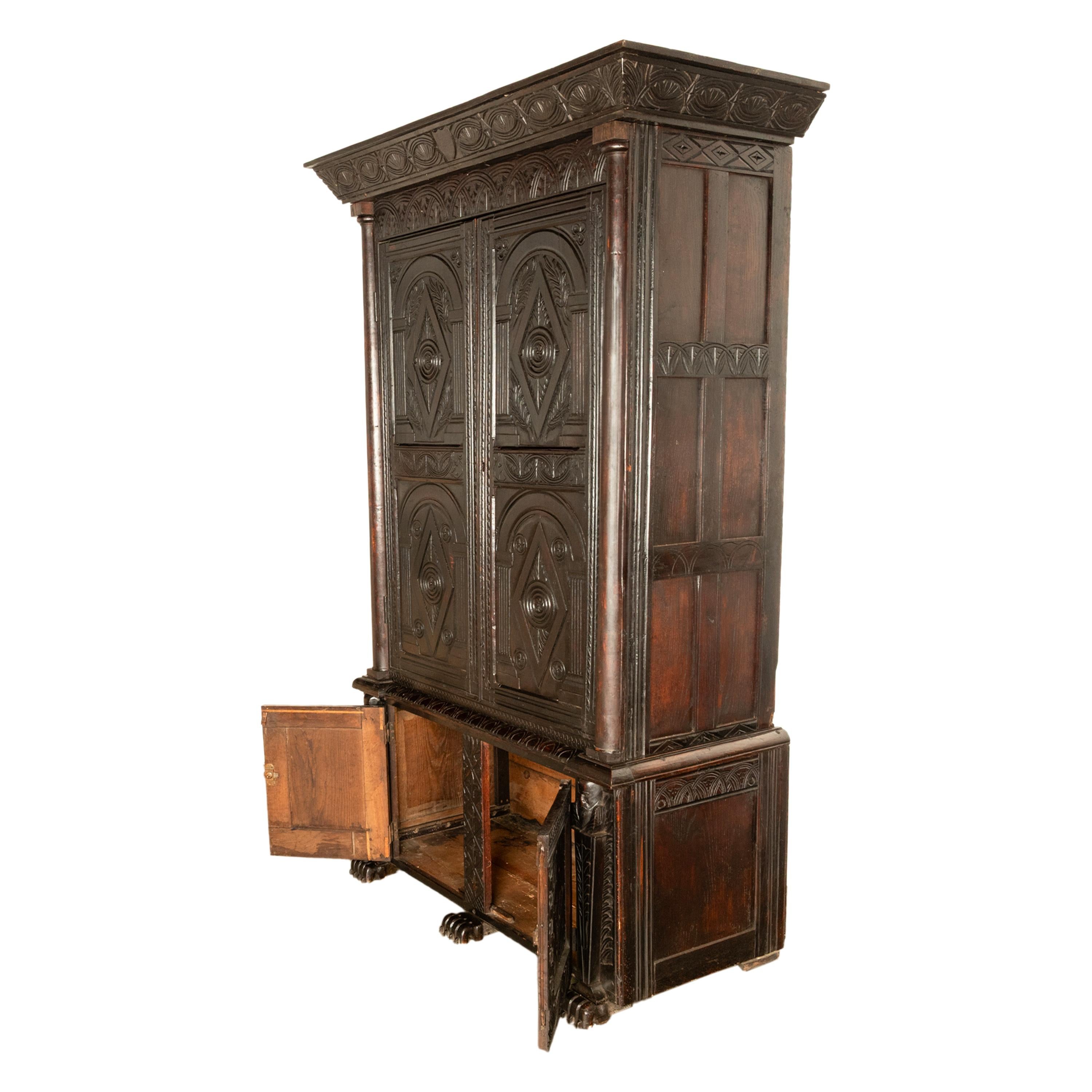 Antiguo armario isabelino tallado en madera de roble Armario de ama de llaves 1860 en venta 2