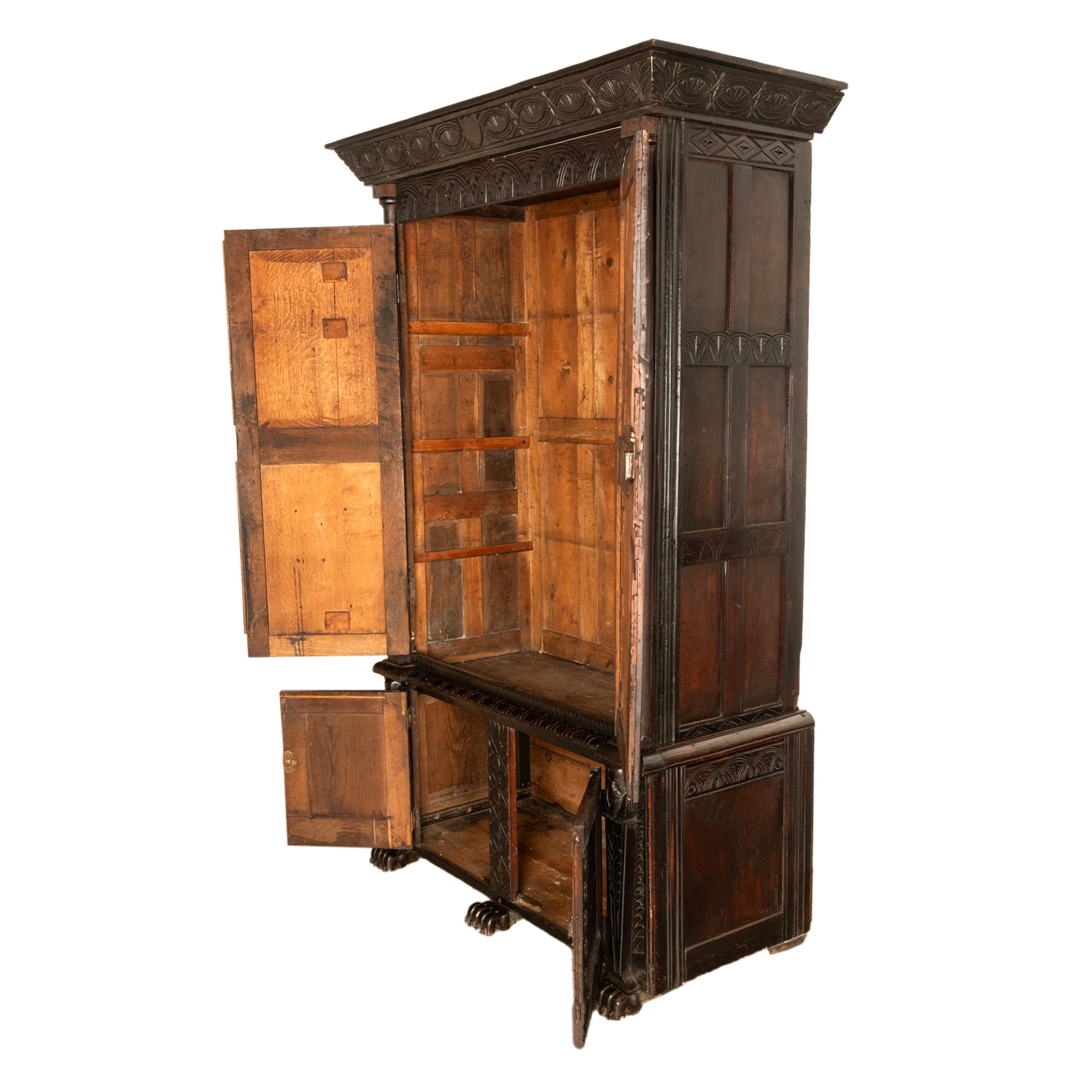 Antiguo armario isabelino tallado en madera de roble Armario de ama de llaves 1860 en venta 3