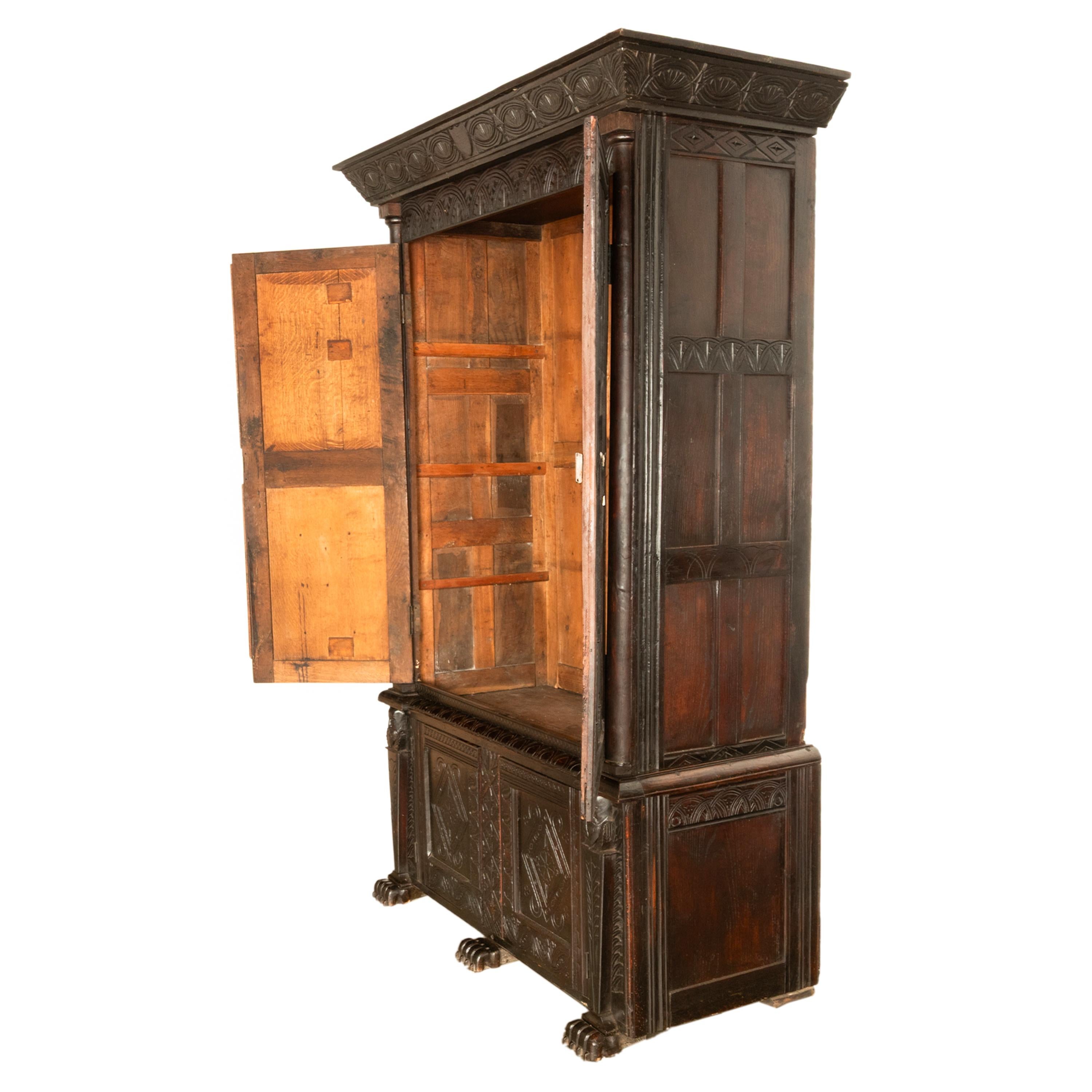 Antiguo armario isabelino tallado en madera de roble Armario de ama de llaves 1860 en venta 4
