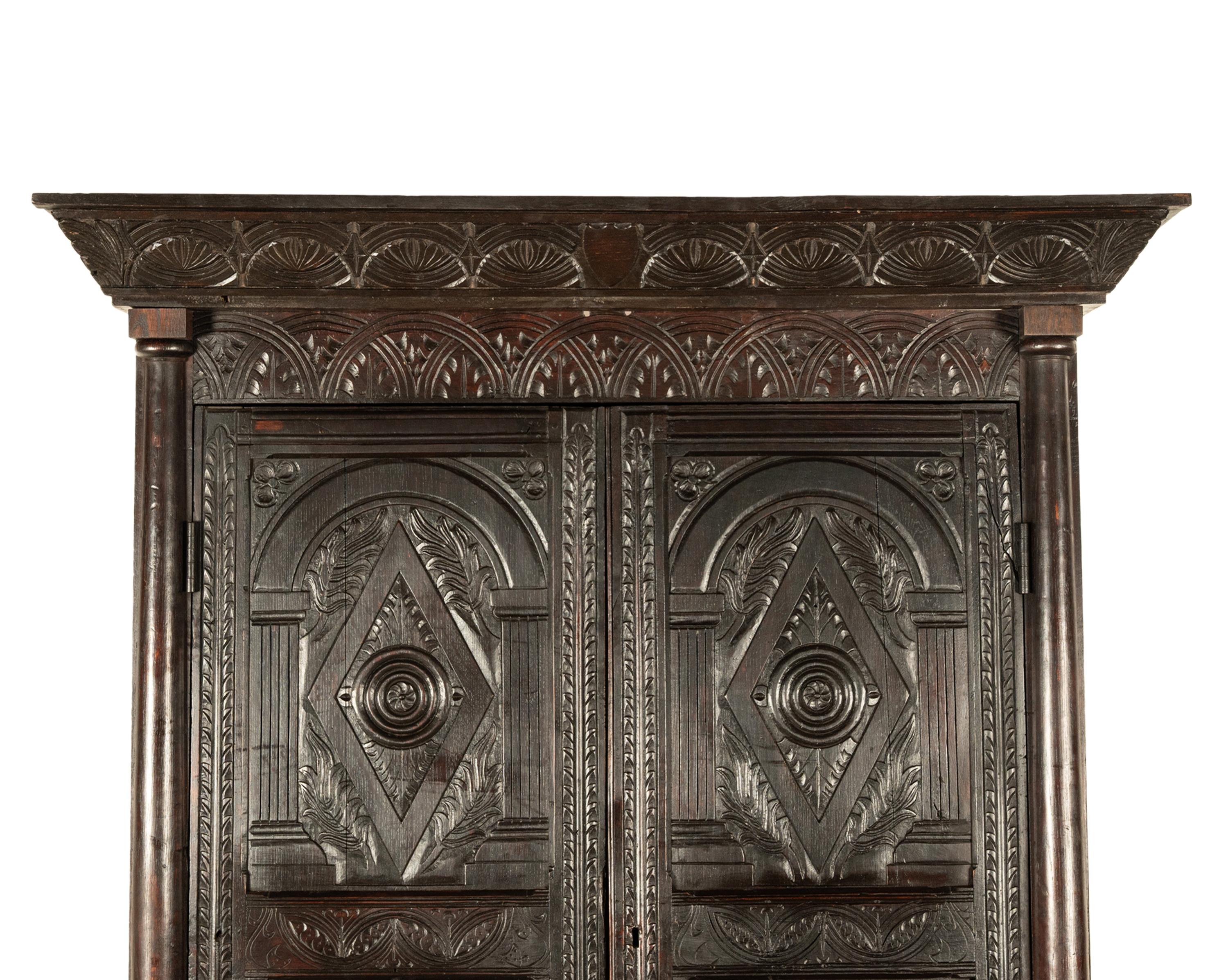 Antiguo armario isabelino tallado en madera de roble Armario de ama de llaves 1860 en venta 6