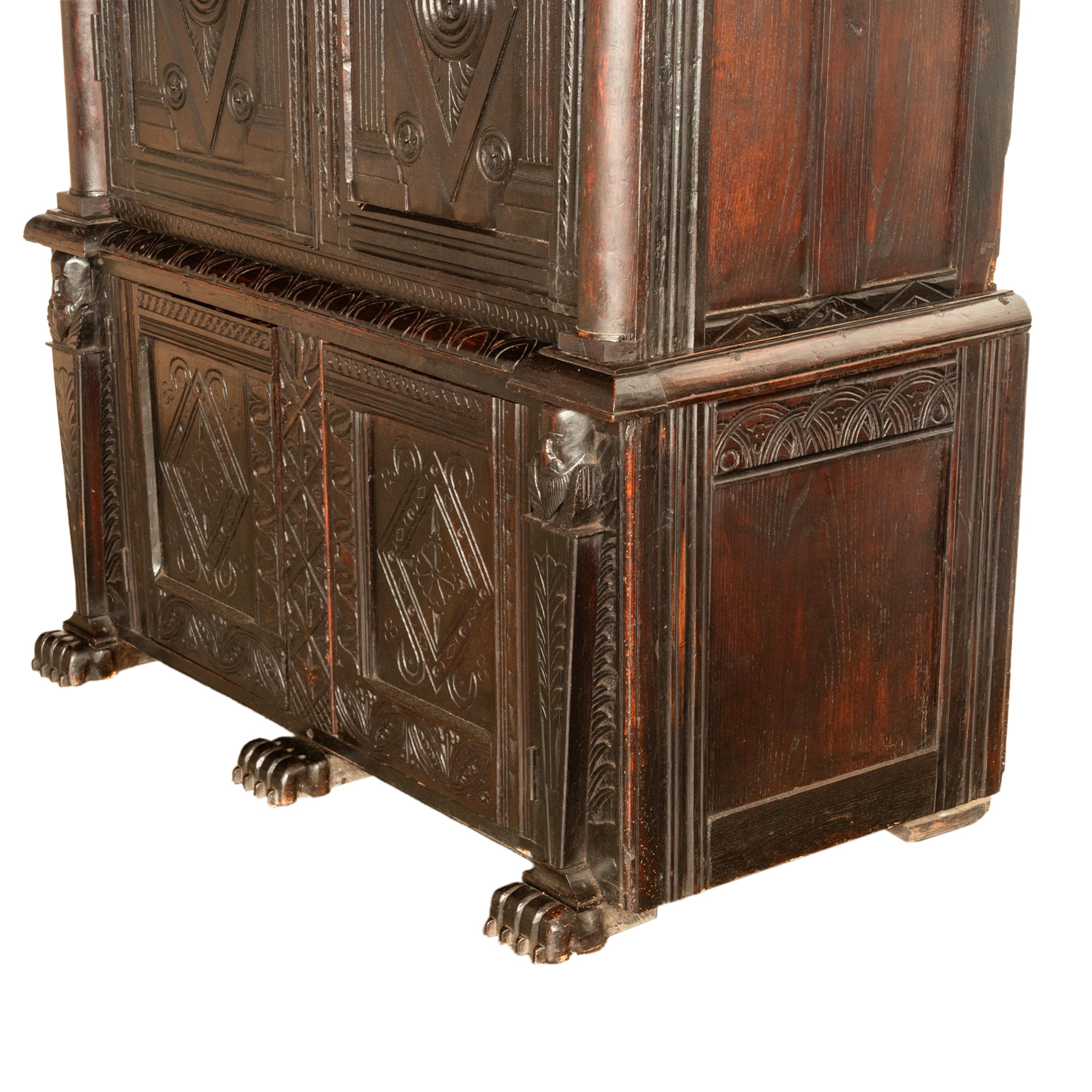 Antiguo armario isabelino tallado en madera de roble Armario de ama de llaves 1860 en venta 9