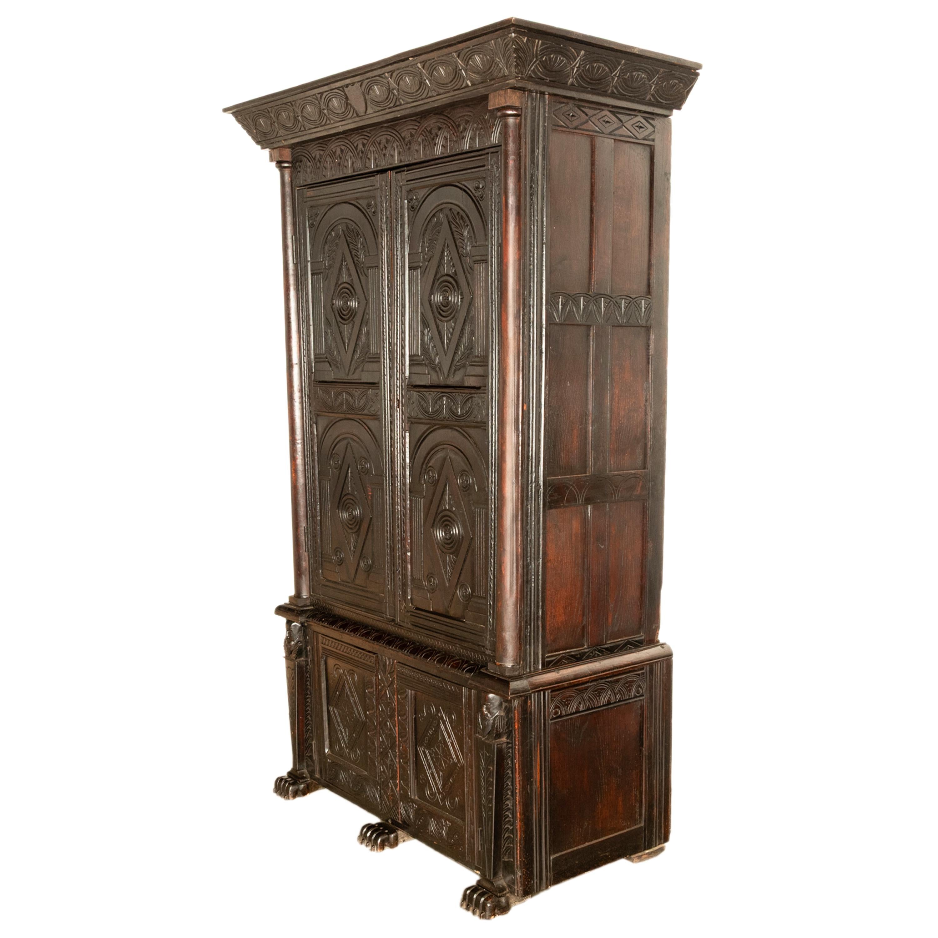 Antiguo armario isabelino tallado en madera de roble Armario de ama de llaves 1860 Isabelino en venta